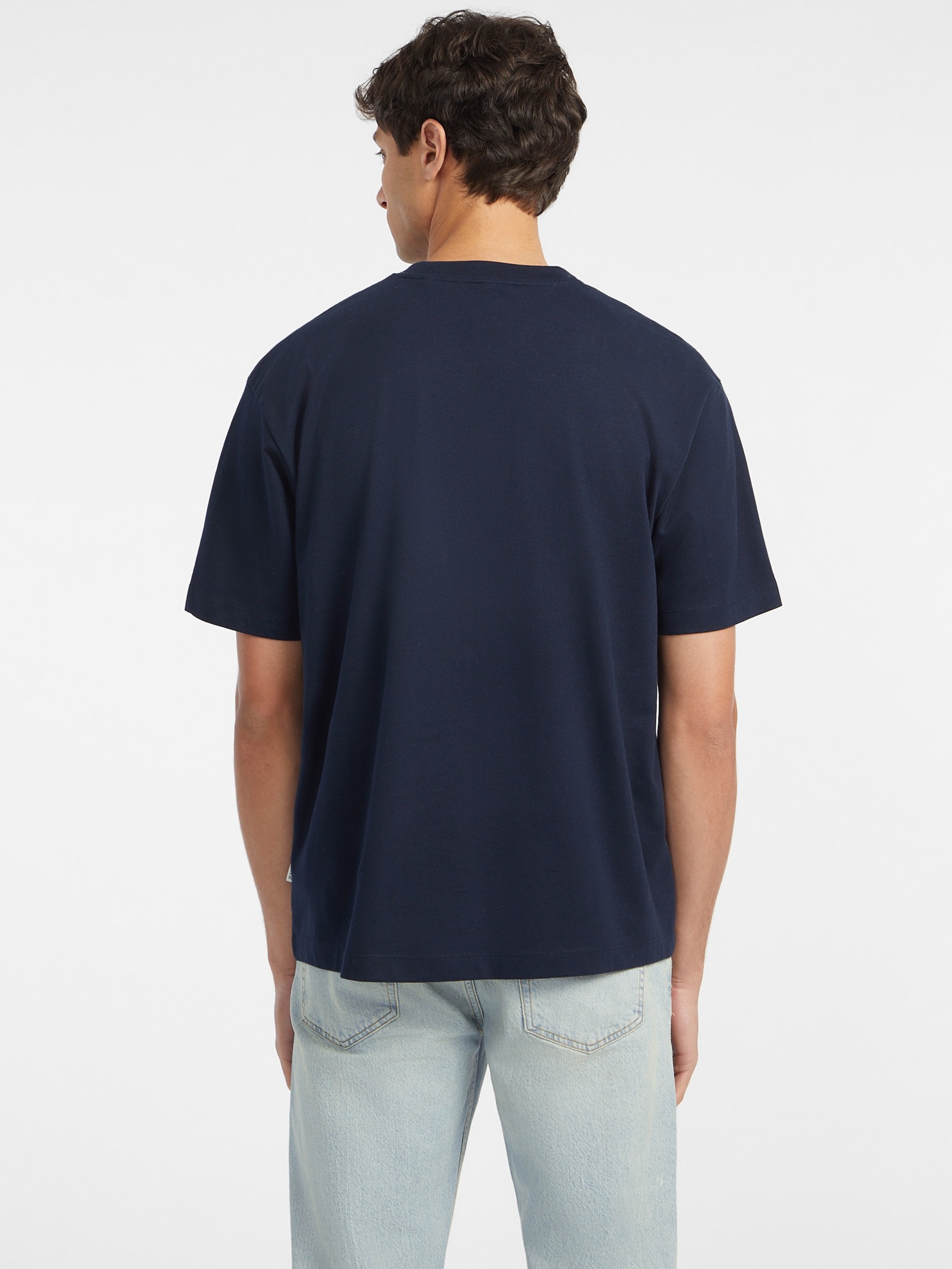Camiseta com logotipo bordado