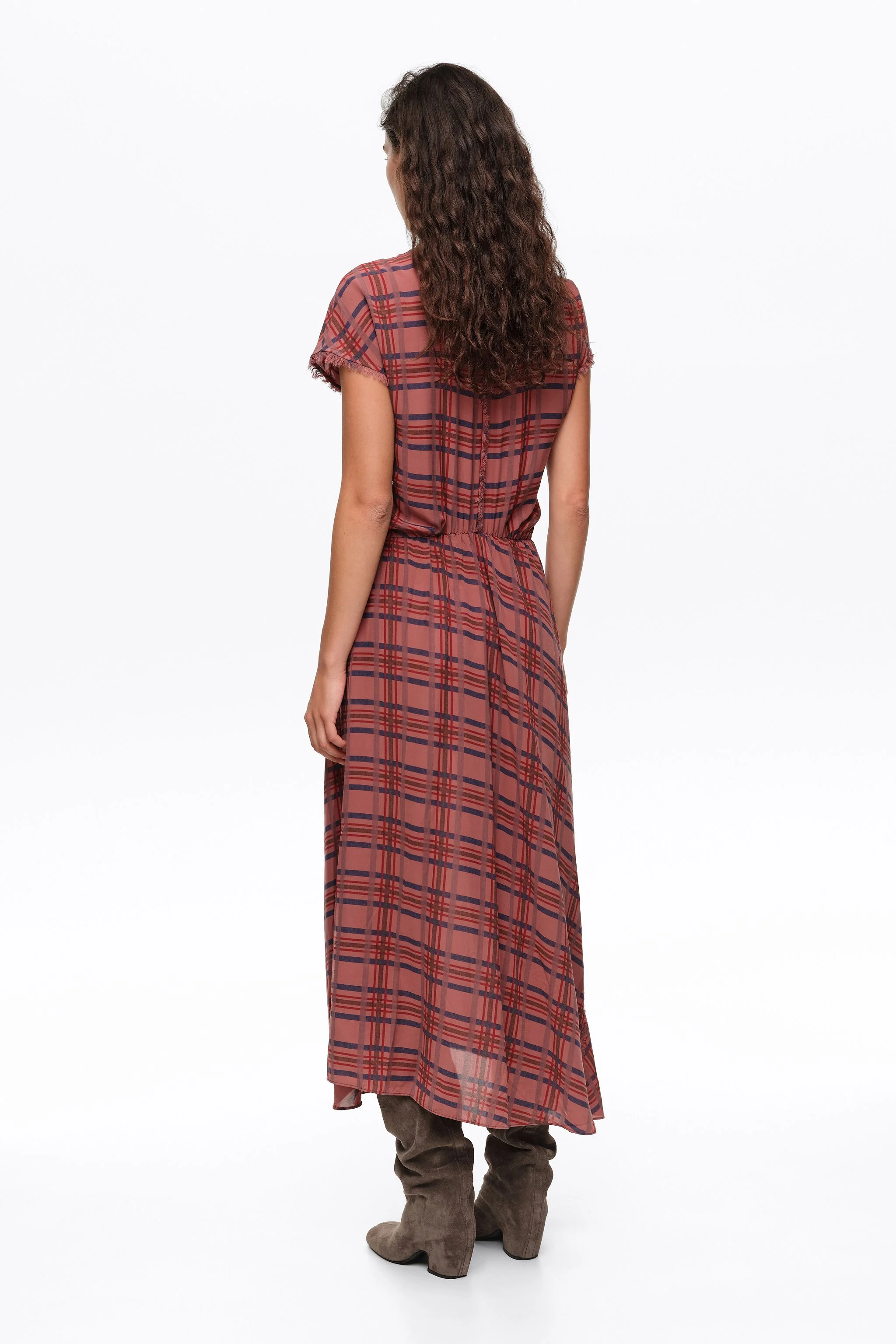 Vestido fluido xadrez granada com modelagem evasê