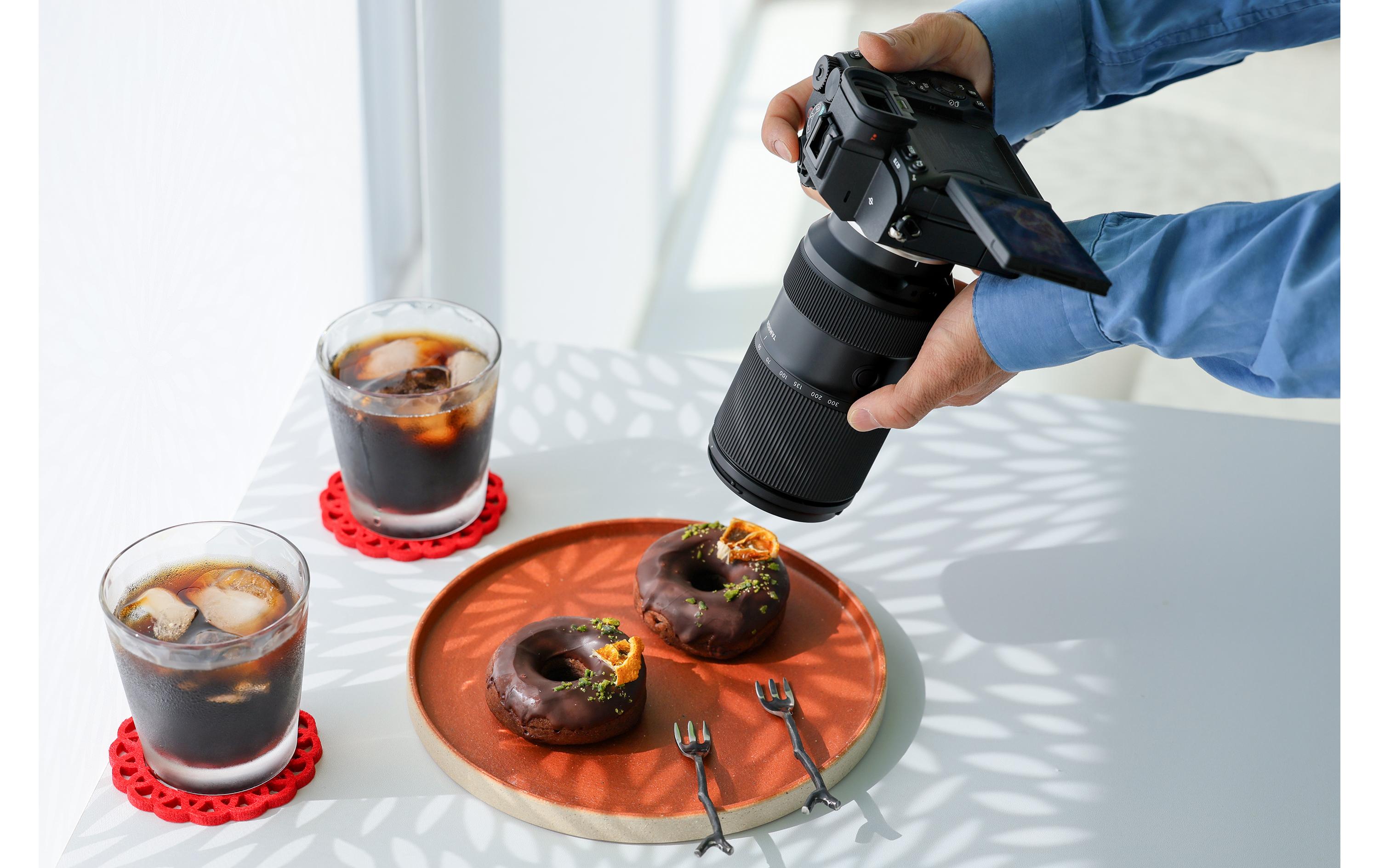 Zoomobjektiv AF 50-300mm F/4.5-6.3 Di III VC VXD<br>All-in-One-Telezoom mit einzigartigem Gewicht und Mobilität