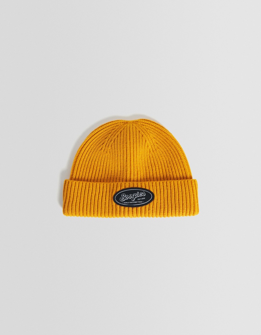 Gorro curto canelado com detalhe de aplique