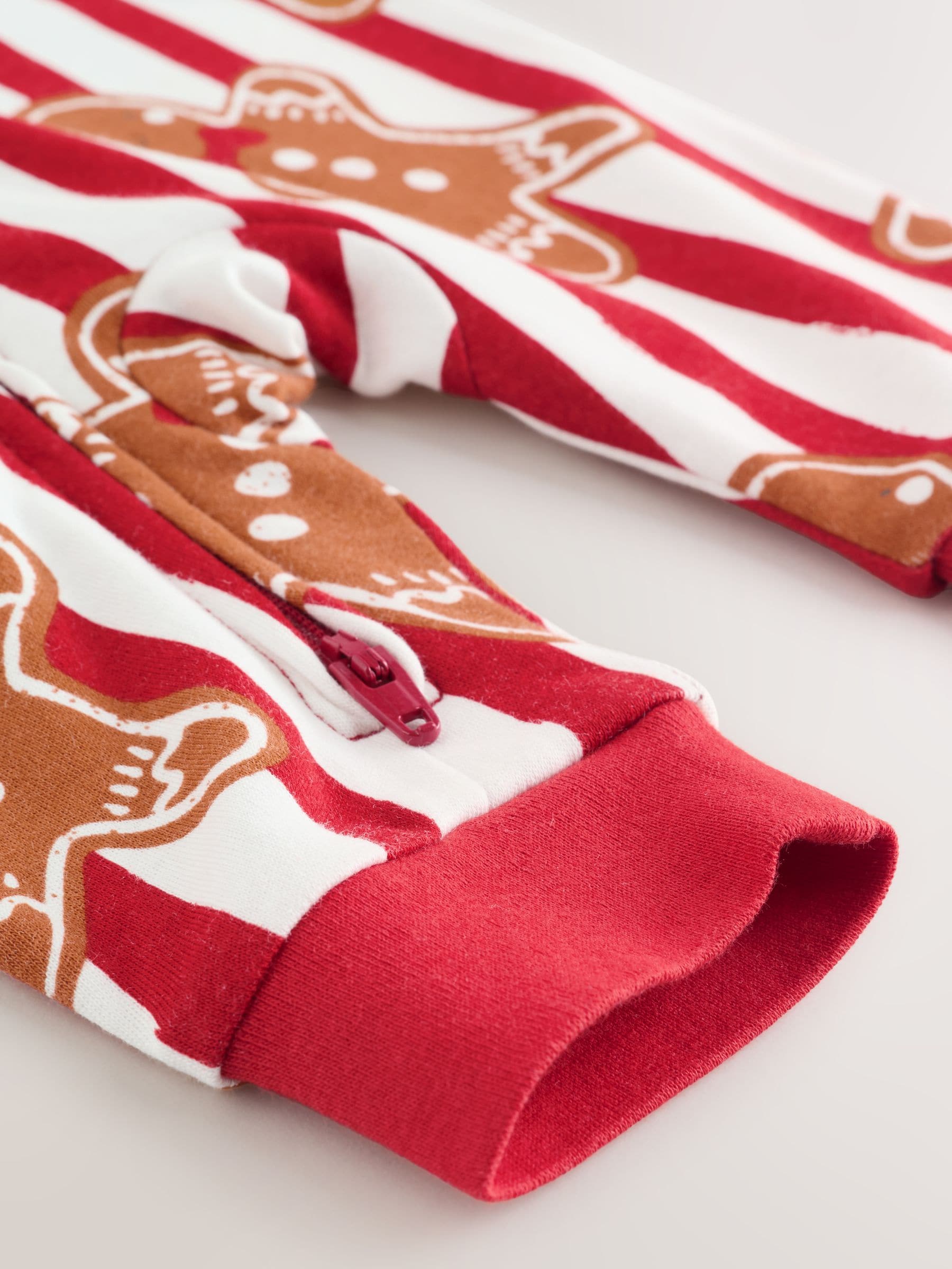 Rood met peperkoekprint - Matching Family - Kerstbabypyjama (0mnd -3jr)