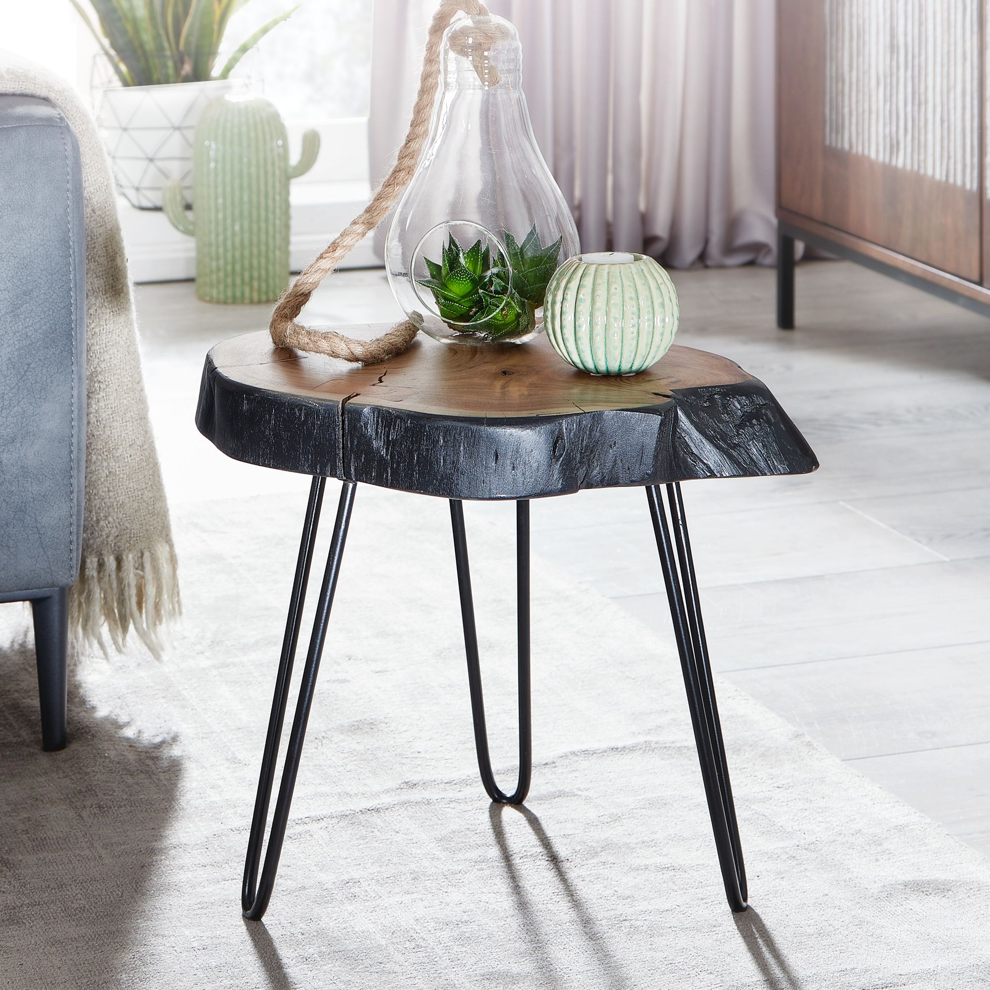 KADIMA DESIGN Massivholz Beistelltisch, Industrial-Stil, Handgefertigt, Baumkante Design