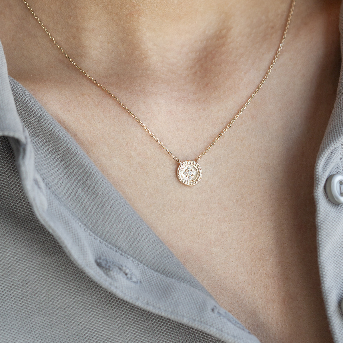 Collier plaqué or jaune médaillon perlé zirconias 45 cm