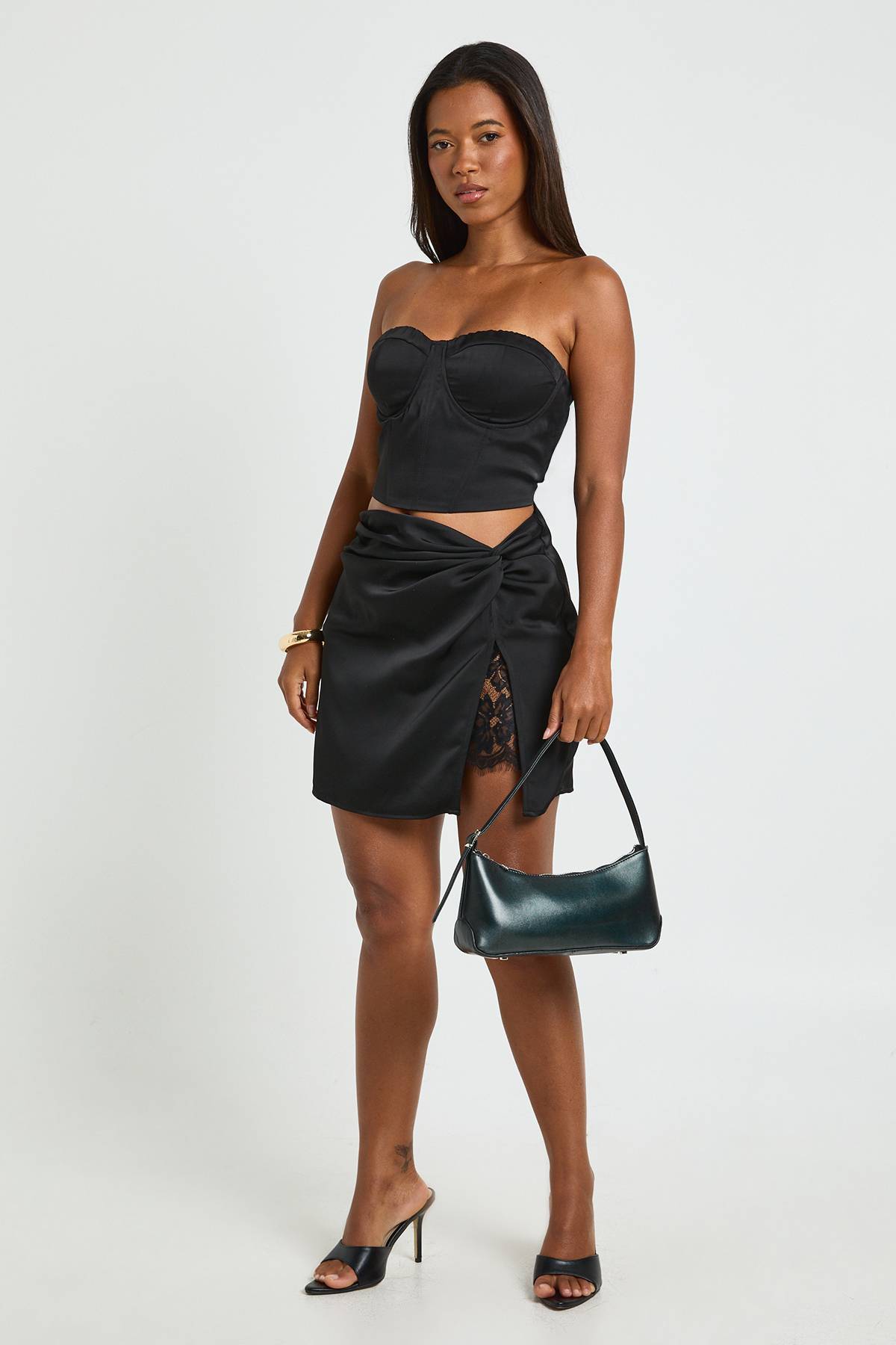 boohoo Mini-jupe en Satin avec Empiècement en Dentelle Tall