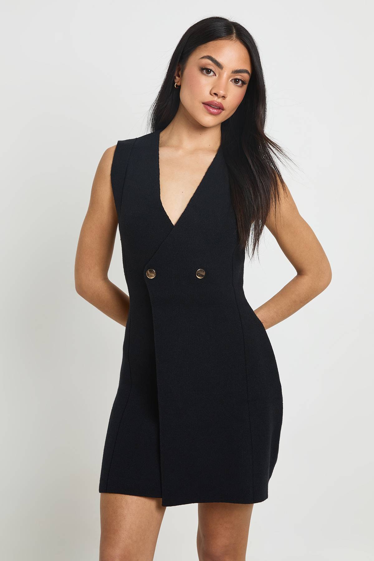 boohoo Robe Mini Tricotée À Manches Courtes Avec Boutons Dorés