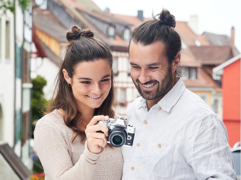 OM-System Fotokamera E-M10 Mark IV Kit 14-42 Silber Kompakte Fotokamera mit Bildstabilisator und Sucher