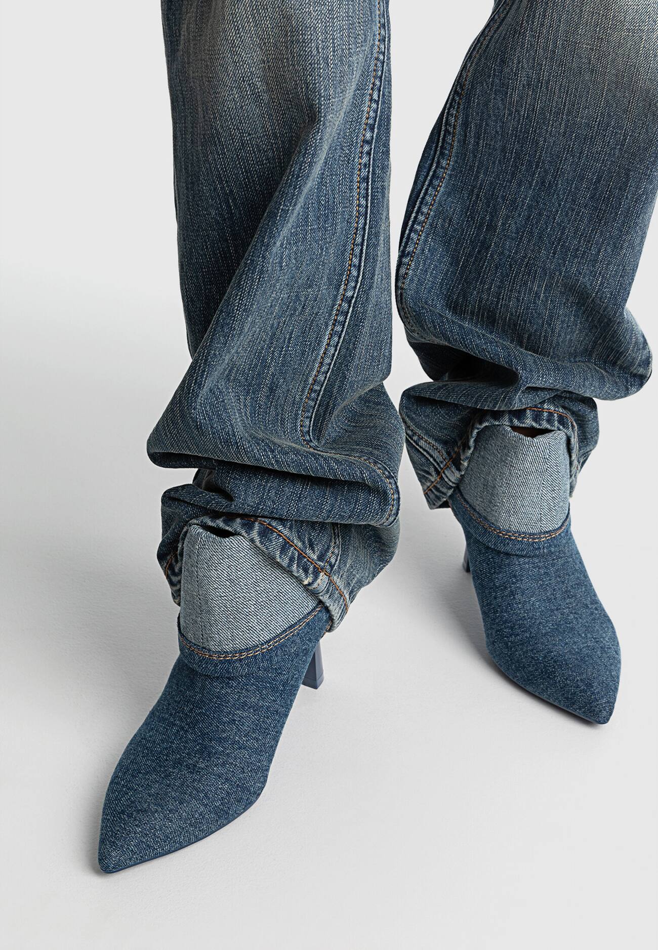 Botas de cano curto de salto alto em jeans