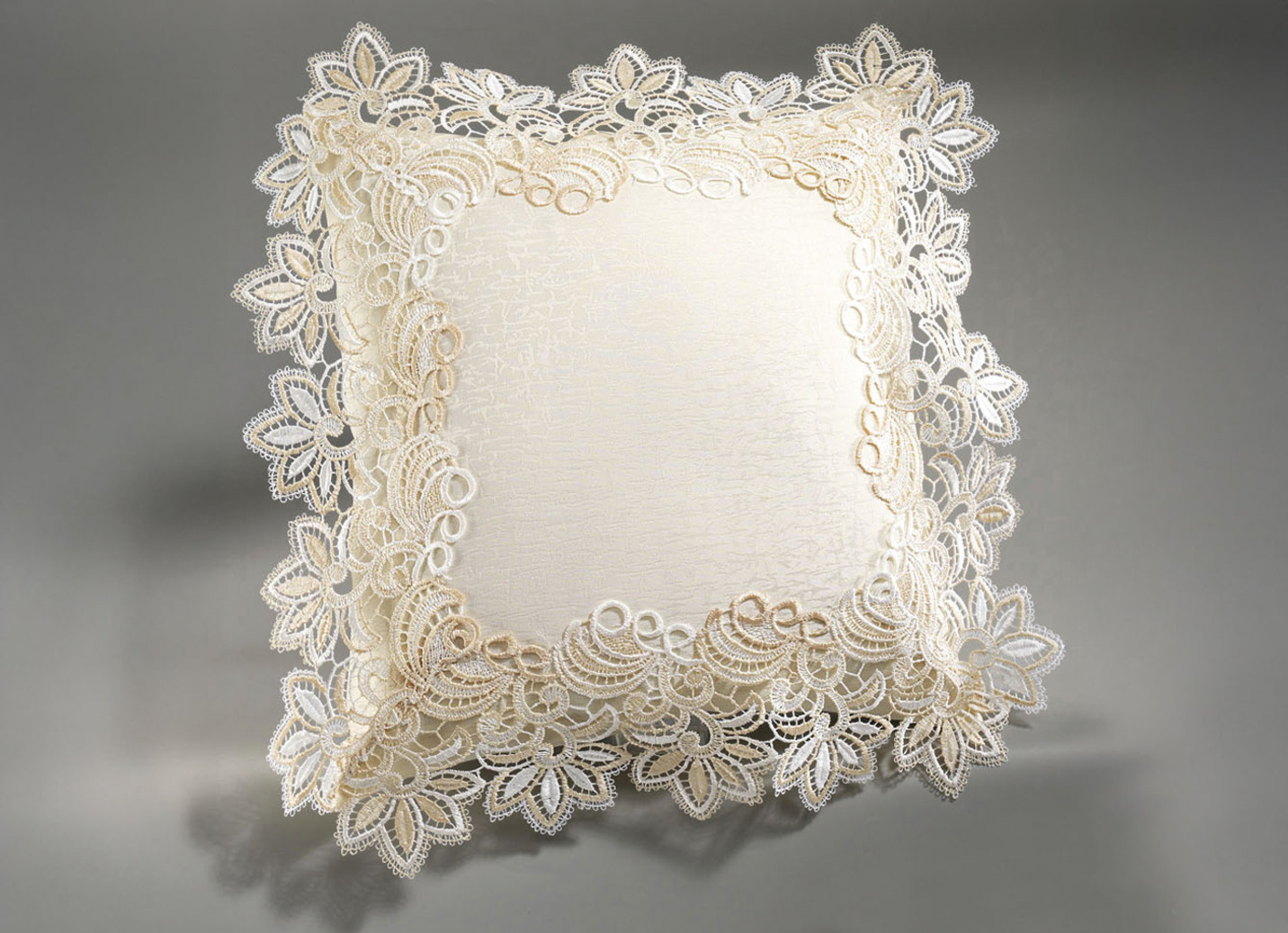 Elegante Raumdekoration mit 2-farbiger Makramee-Spitze