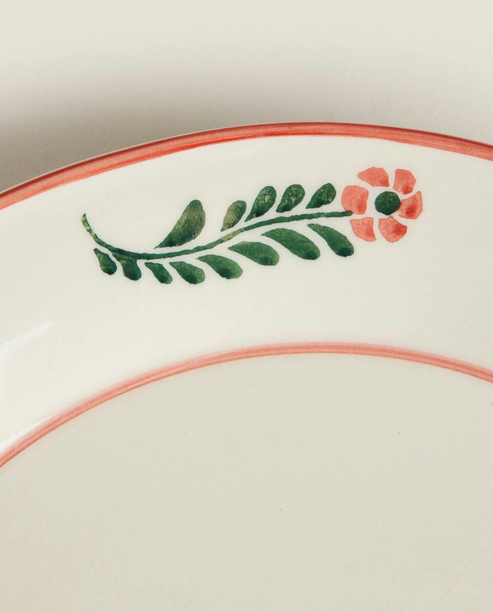 Louça de mesa de barro pintada com motivos florais