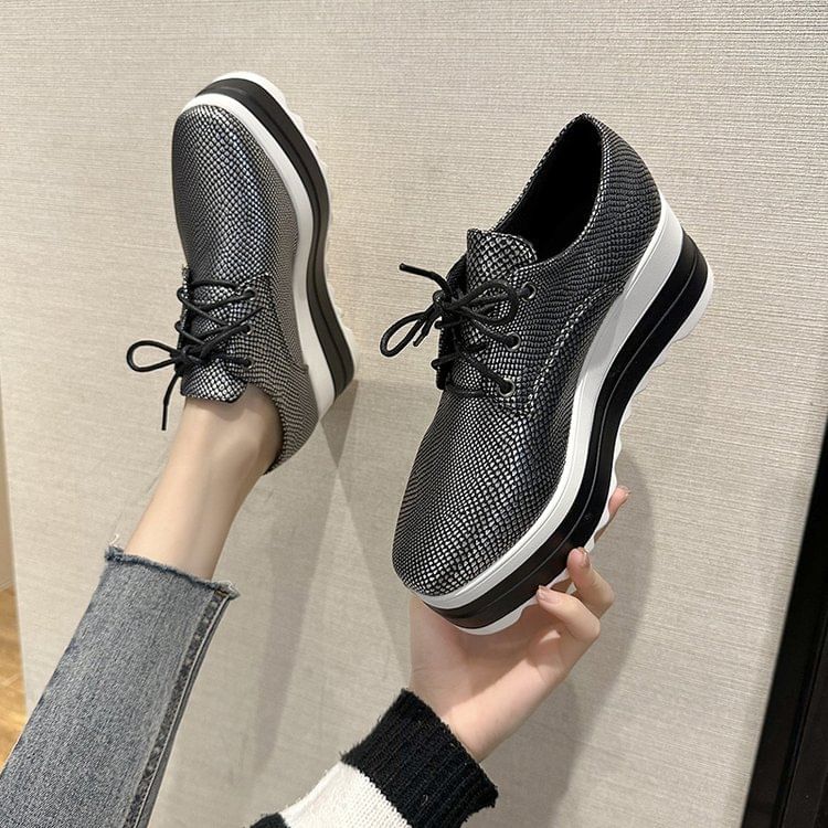 Vindler - Geborduurde veterschoenen met plateauzool