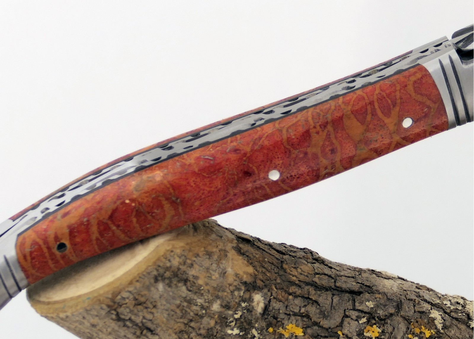 Couteau Laguiole avec un manche en corail Rouge et une lame Damas