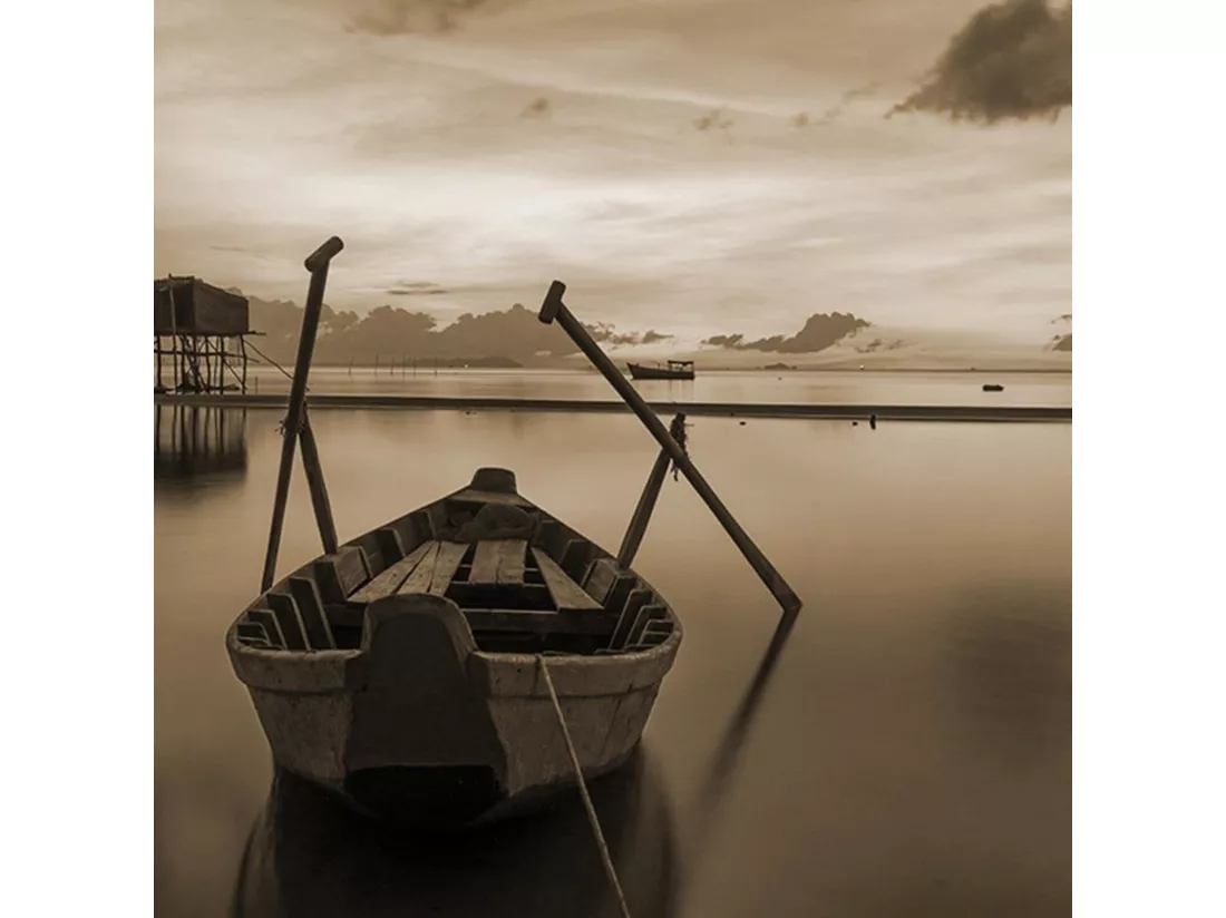 Tableau bateau de bois sur le lac calme 1 - 120 x 80 cm