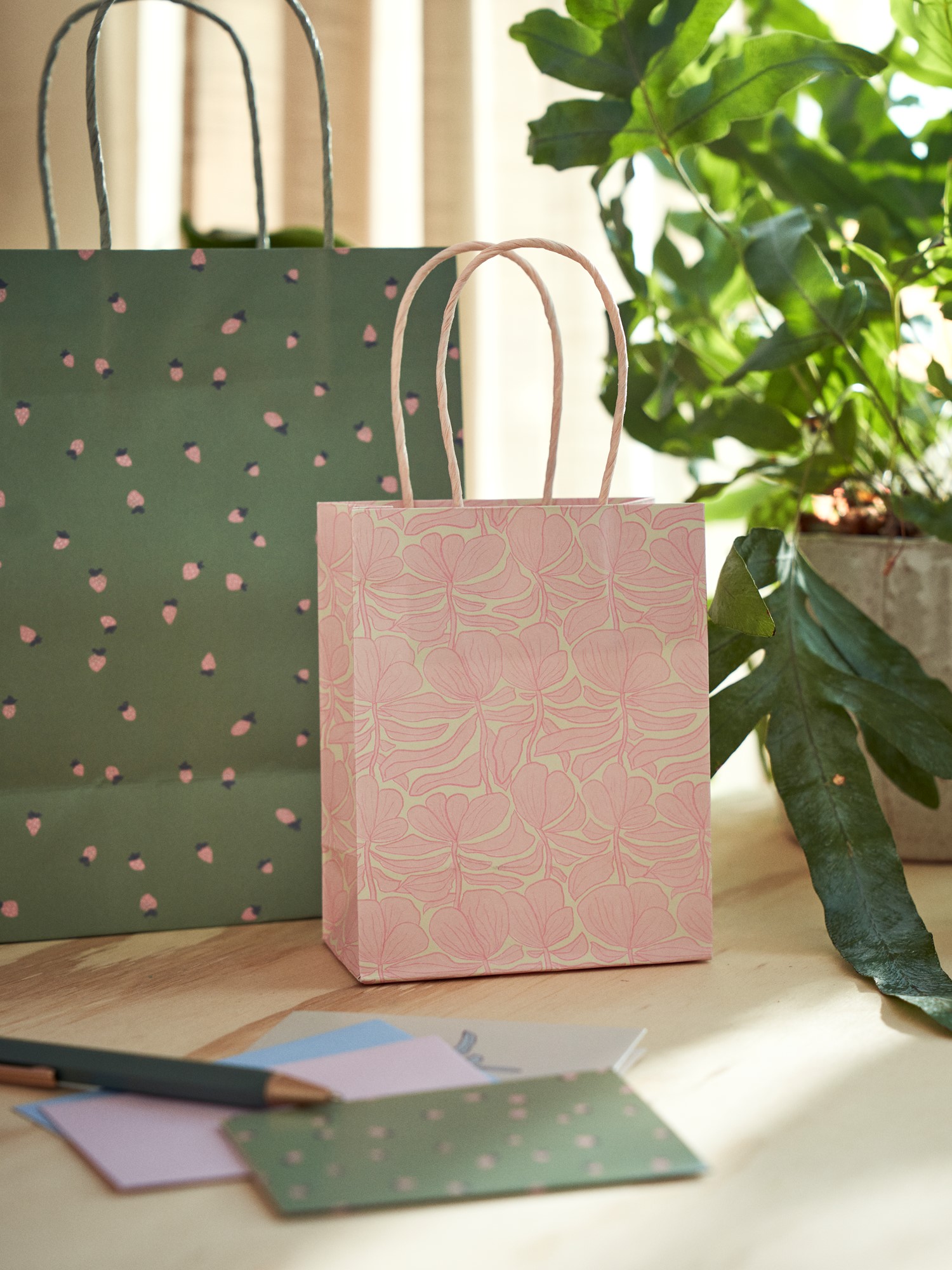 Gavepose | Papir. 11,4 x 6,4 x 14,6 cm. | Rose, Off White