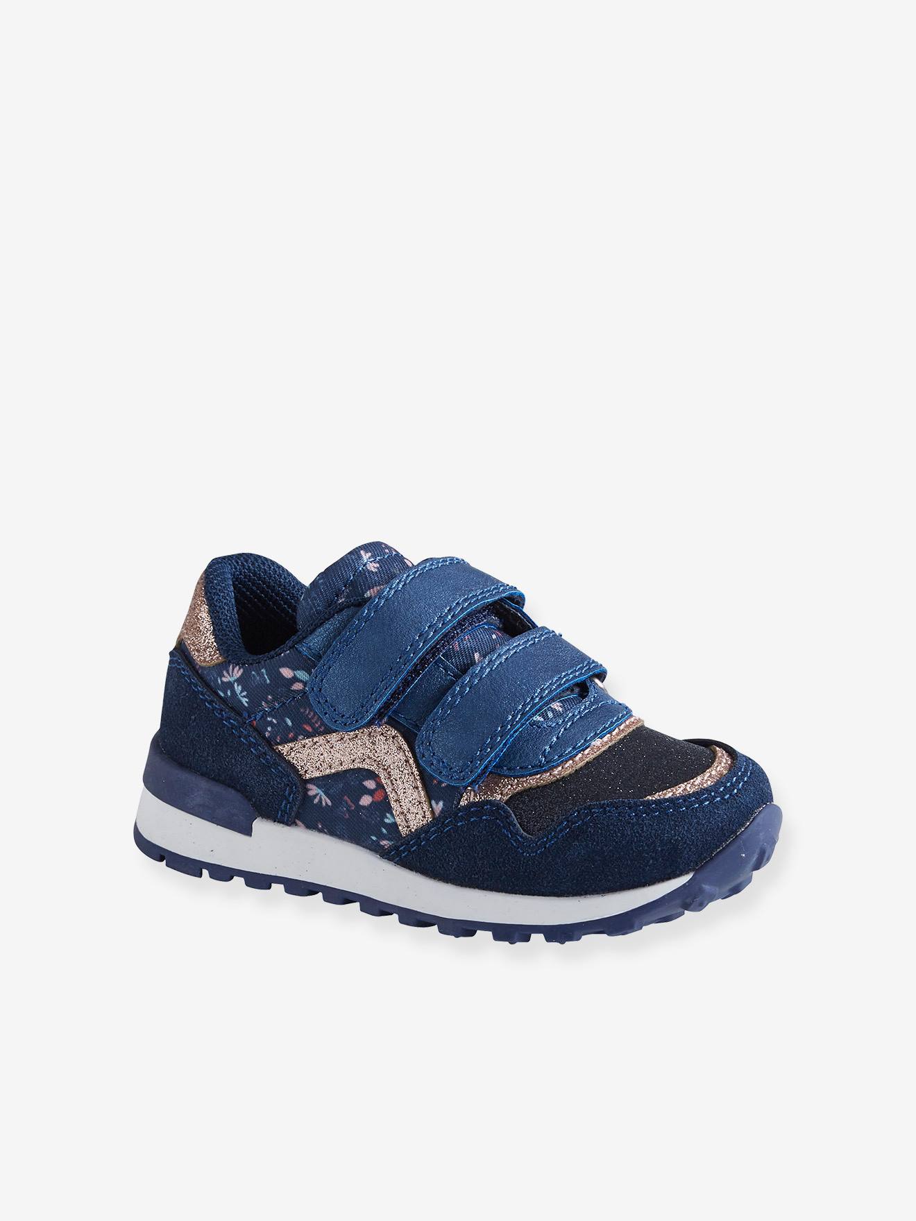 Tênis infantil estilo corrida com fecho de velcro, azul escuro liso com estampas.