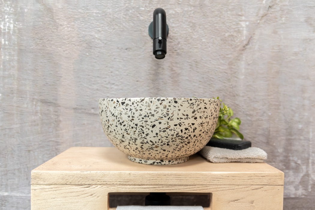 Saniclear Seba fonteinset met eiken plank, zwart-witte terrazzo waskom en zwarte kraan voor in het toilet