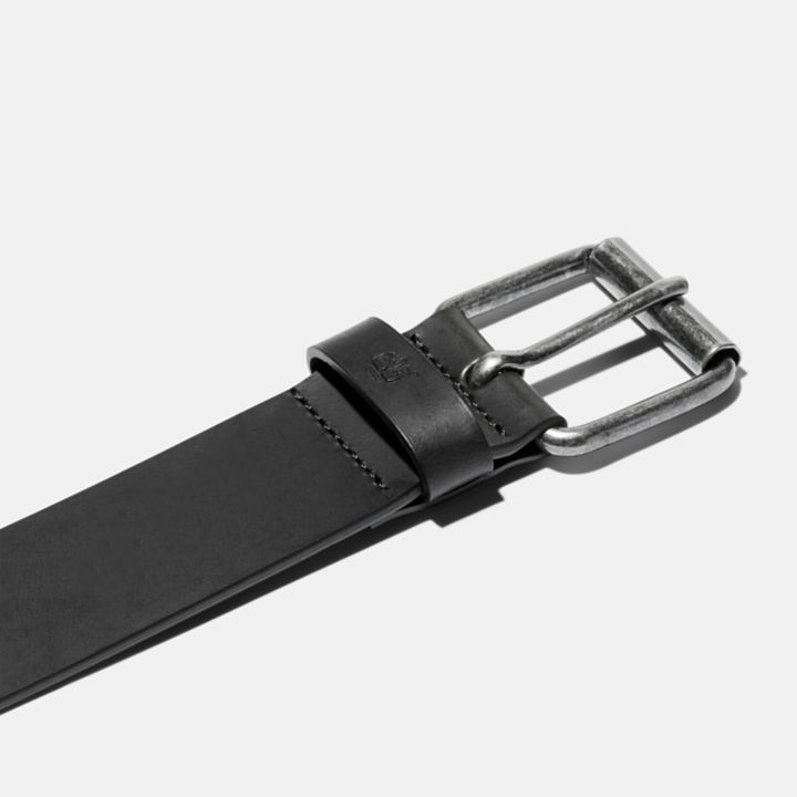 Cinto de couro com fivela de acabamento antigo para homens na cor preta.