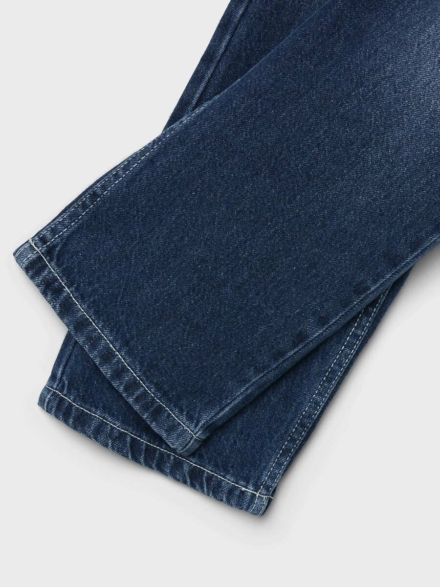 DÊ UM NOME A ELE<br>Calça jeans reta