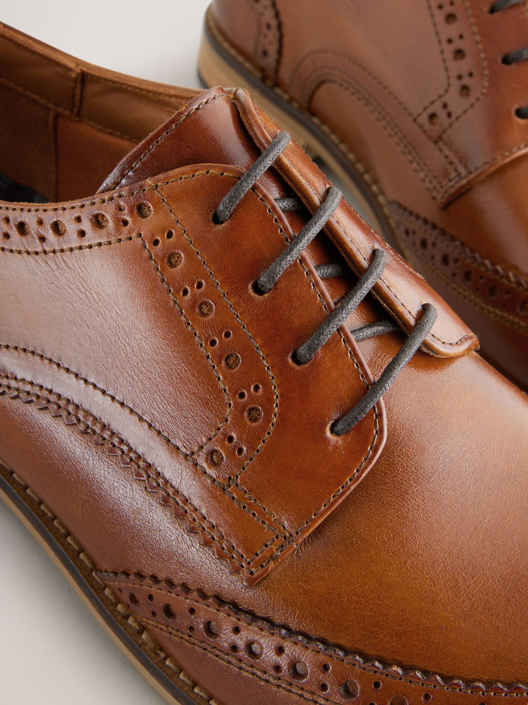 Lichtbruin - Standaard pasvorm - Brogues van leer met contrasterende zool