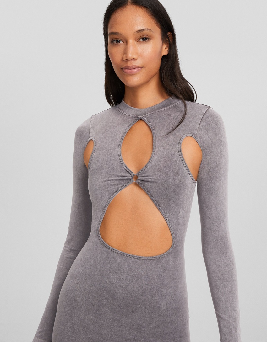 Vestido midi de manga comprida com efeito desbotado e recortes sem costura.