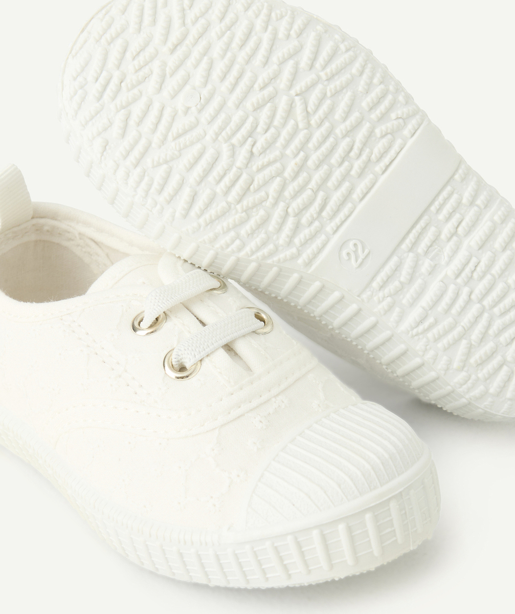 baskets bébé fille blanches avec broderies anglaises