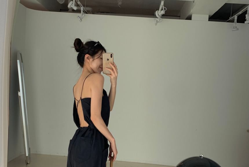 Coris - Spaghettibandjes, effen jumpsuit met open rug en strikbandjes