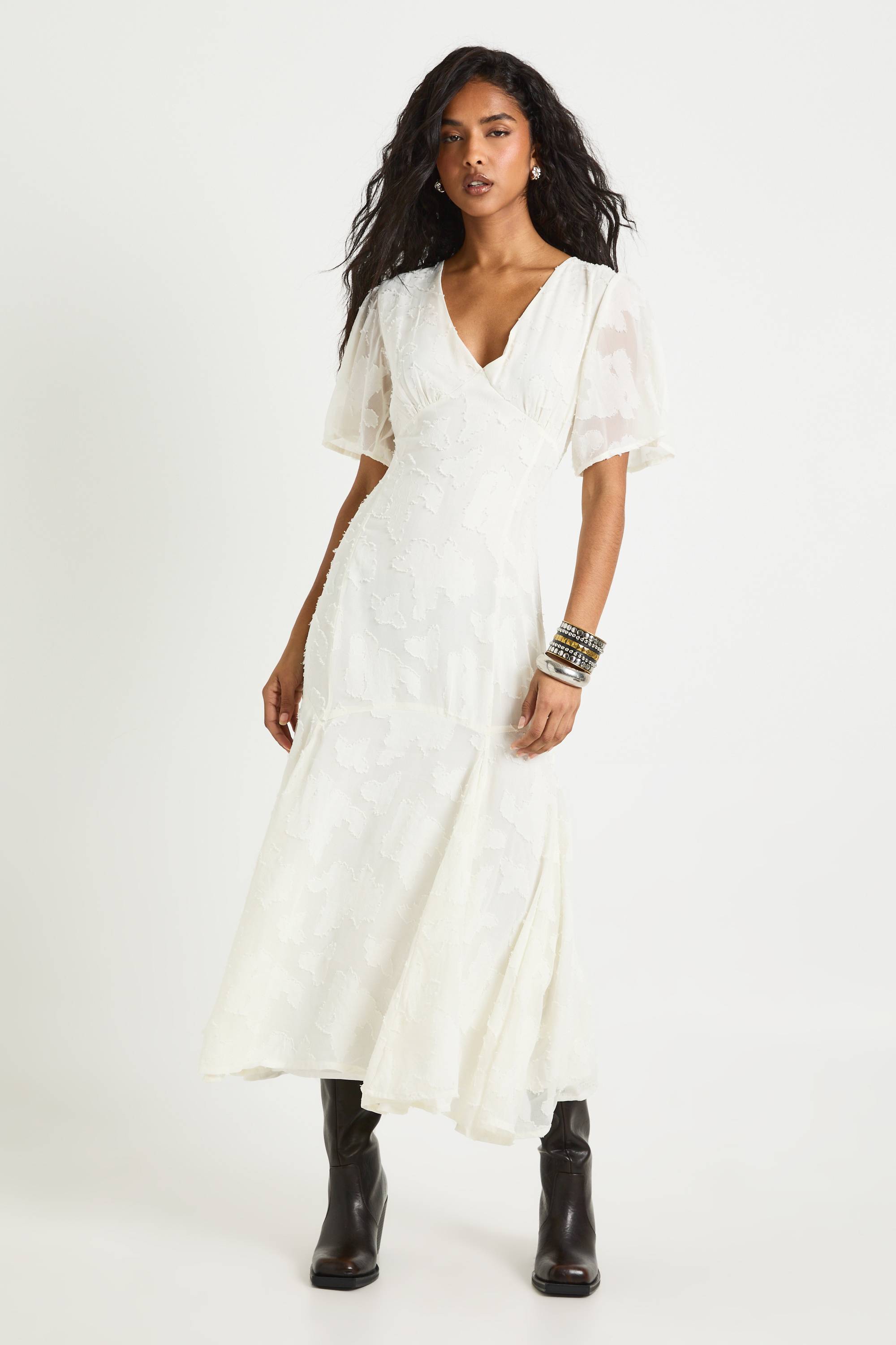 boohoo Robe mi-longue fleurie à manches courtes