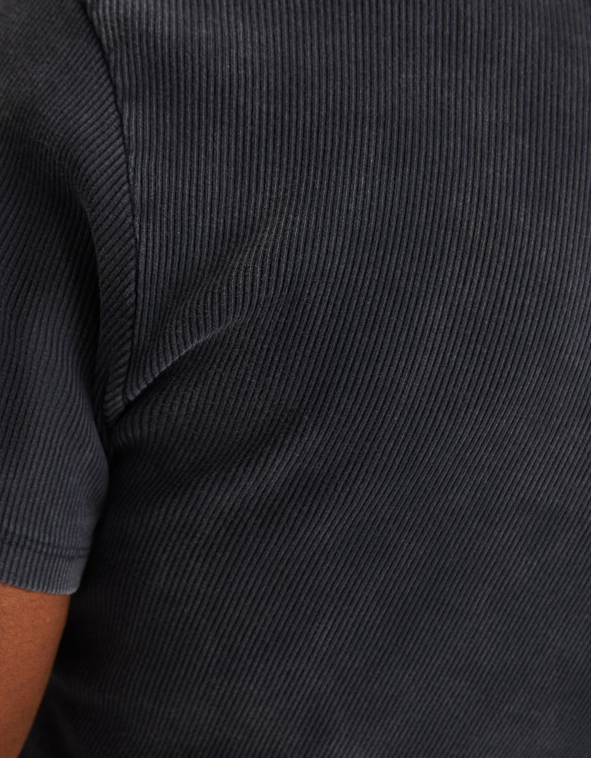 Camiseta cropped de manga curta com efeito desbotado