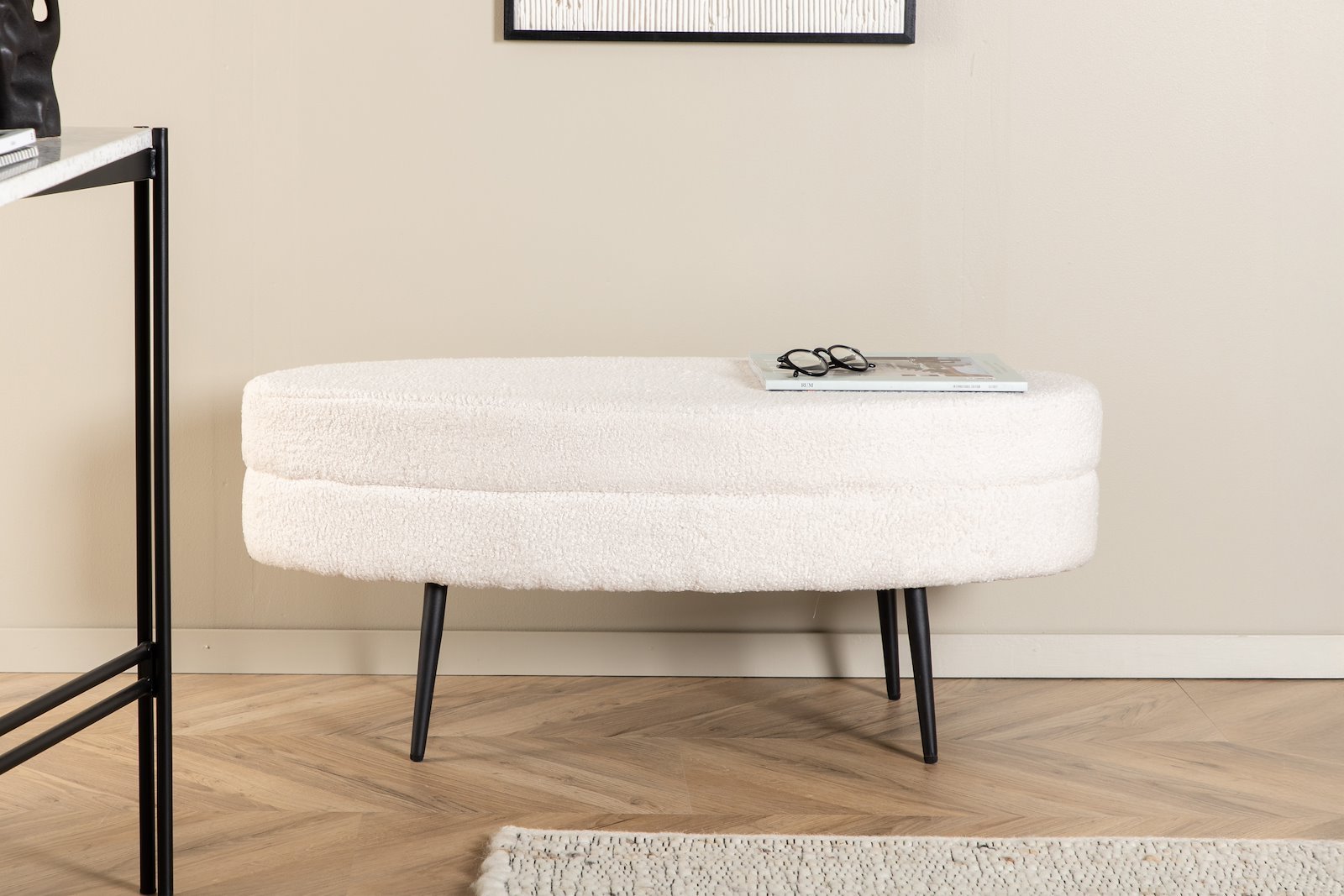 Otto pall Tekstil Teddy Off-white med sorte stålben. 100x40 cm.