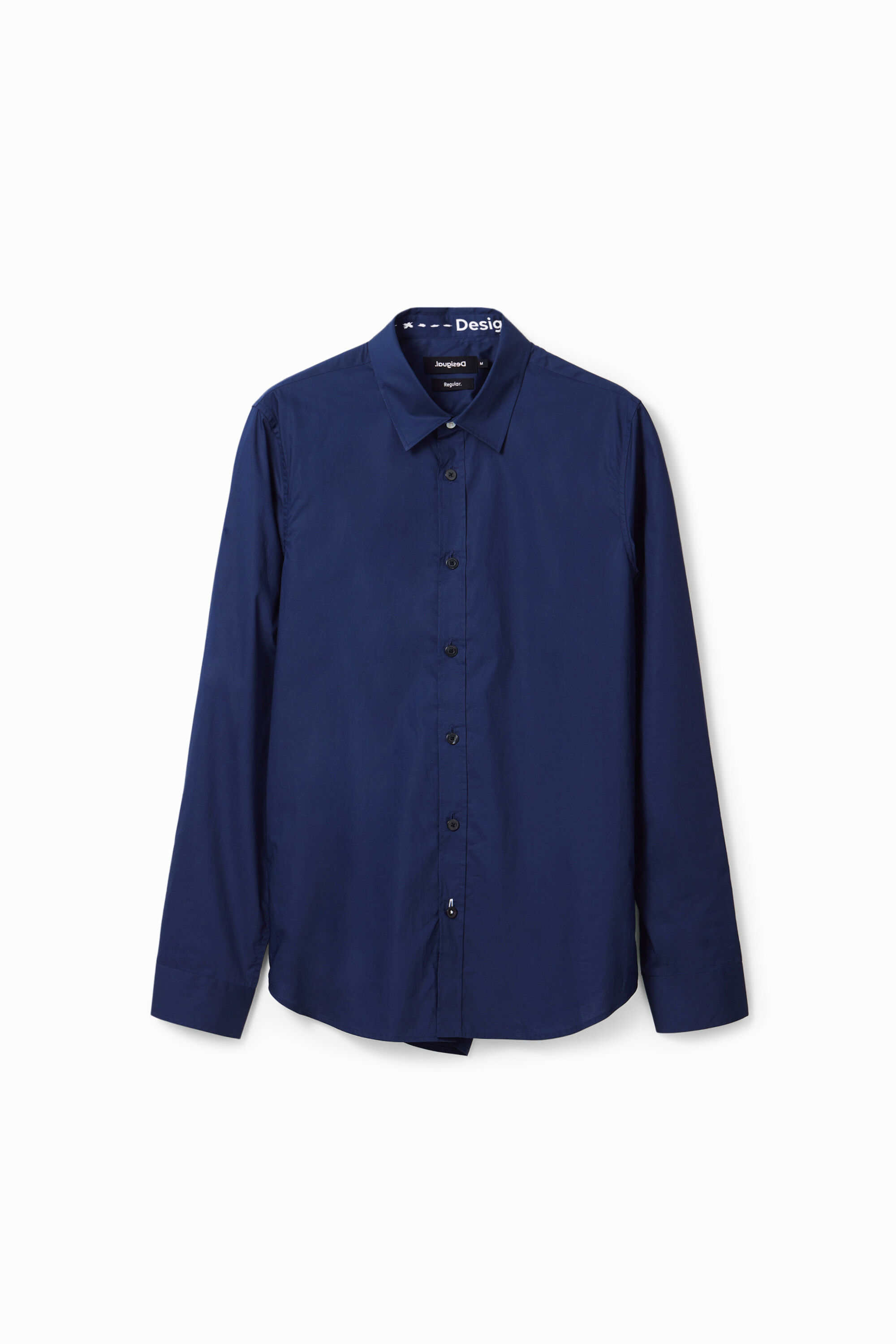 Camisa básica com detalhes contrastantes