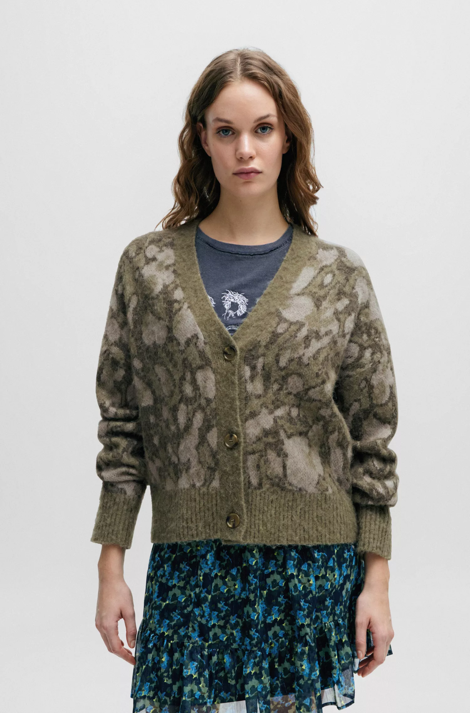 Cardigã BOSS laranja, modelagem oversized e estampa exclusiva.