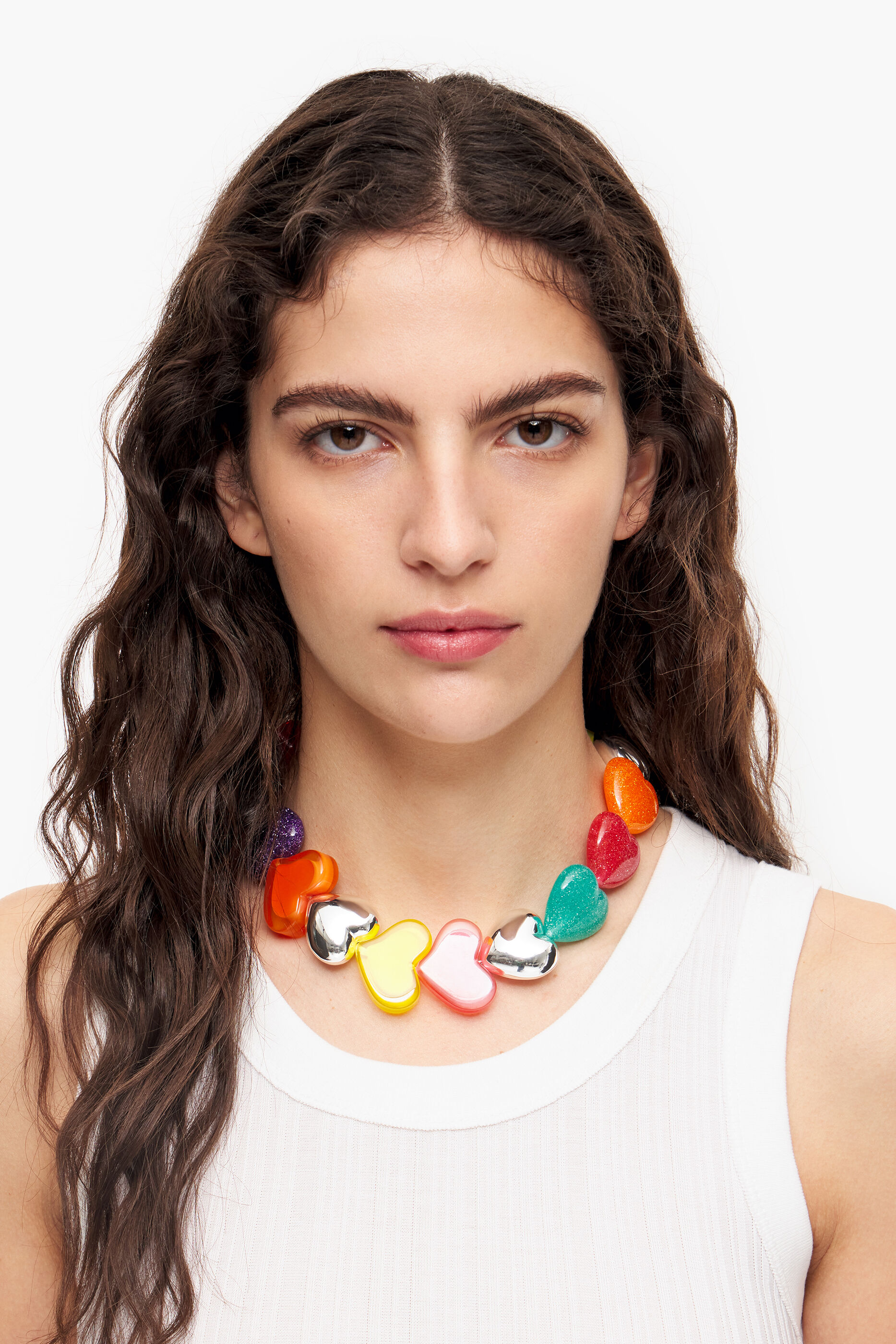 Colar de resina com corações multicoloridos
