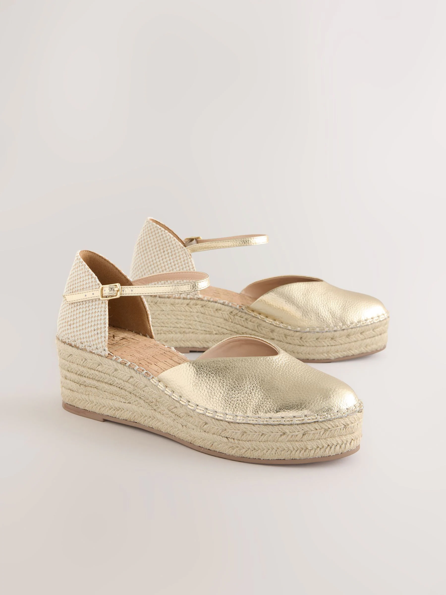 Goud - Espadrilles met sleehak en plateauzool met gesloten neus