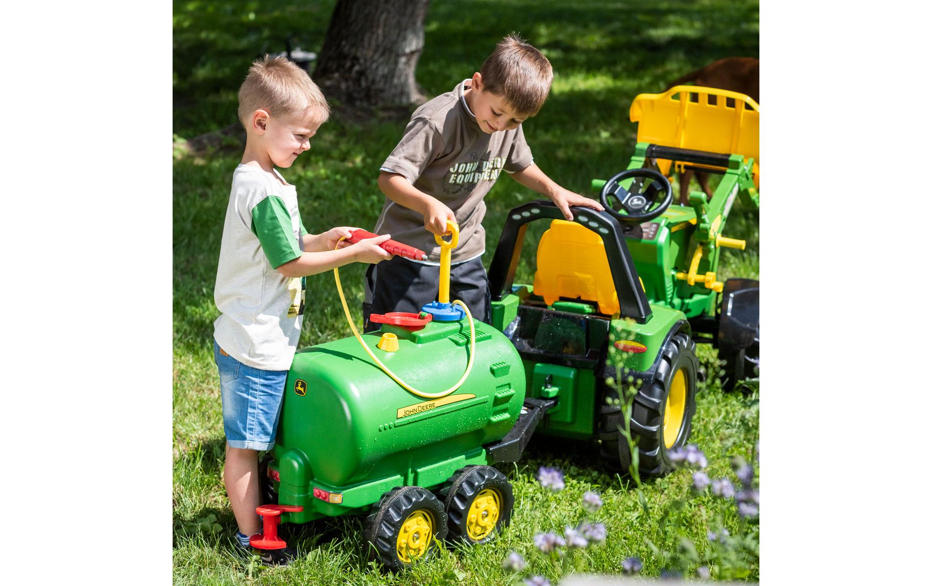 Tanker John Deere<br>Tankwagen mit stabilem Fassanhänger