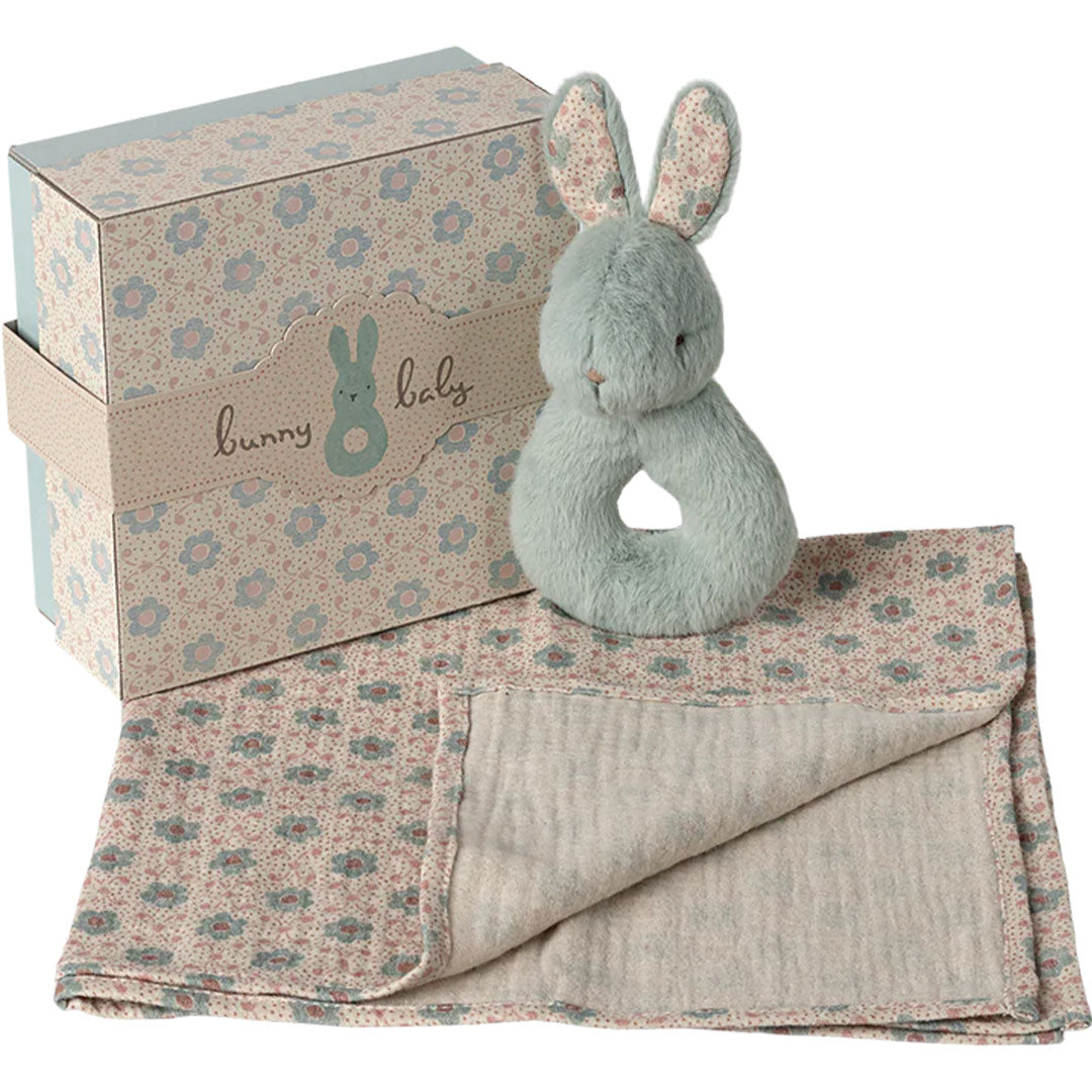 maileg giftbox rammelaar en doek - mint