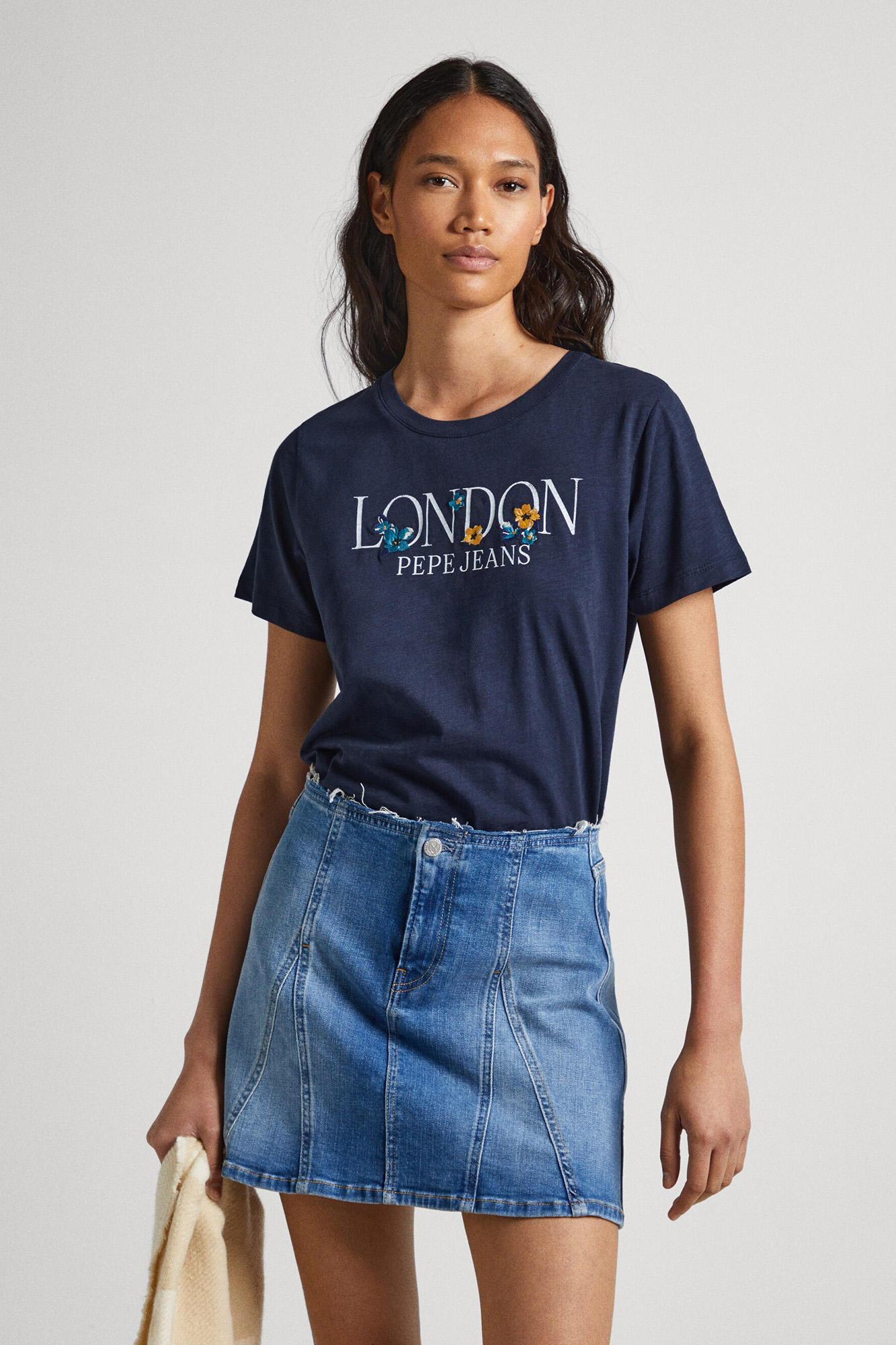estampa de logotipo em camiseta