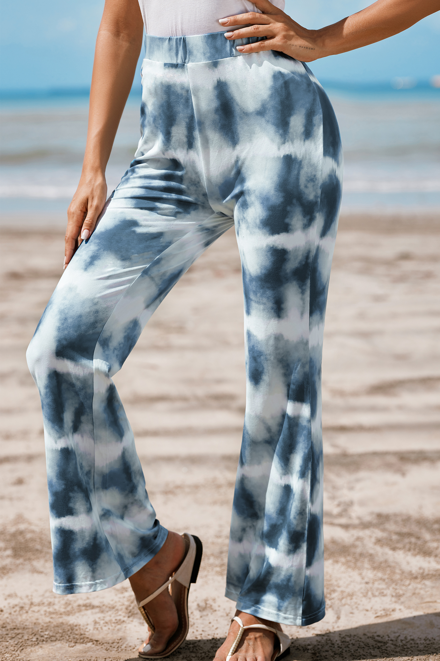 Pantalon évasé blanc et bleu tie dye
