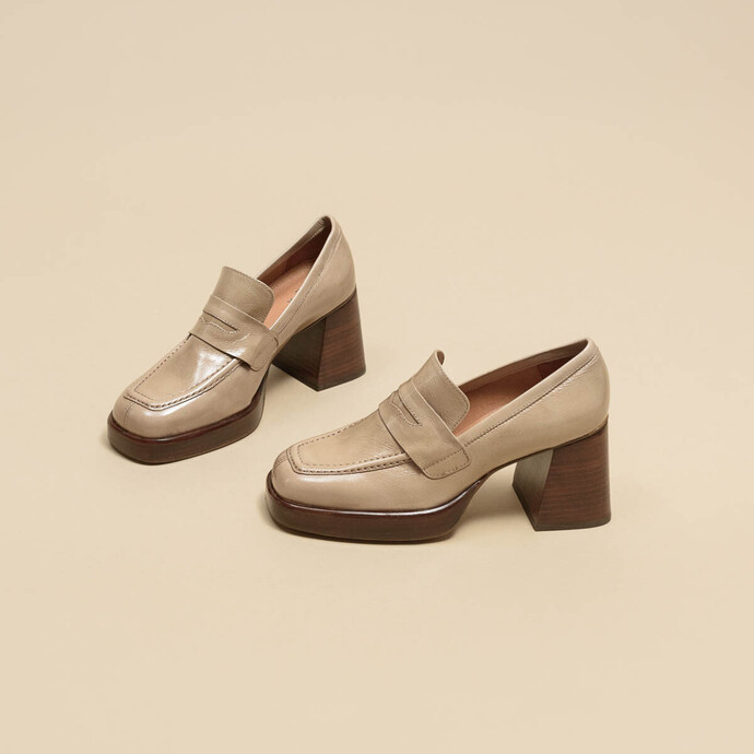 Mocassins à talons  en cuir brillant beige