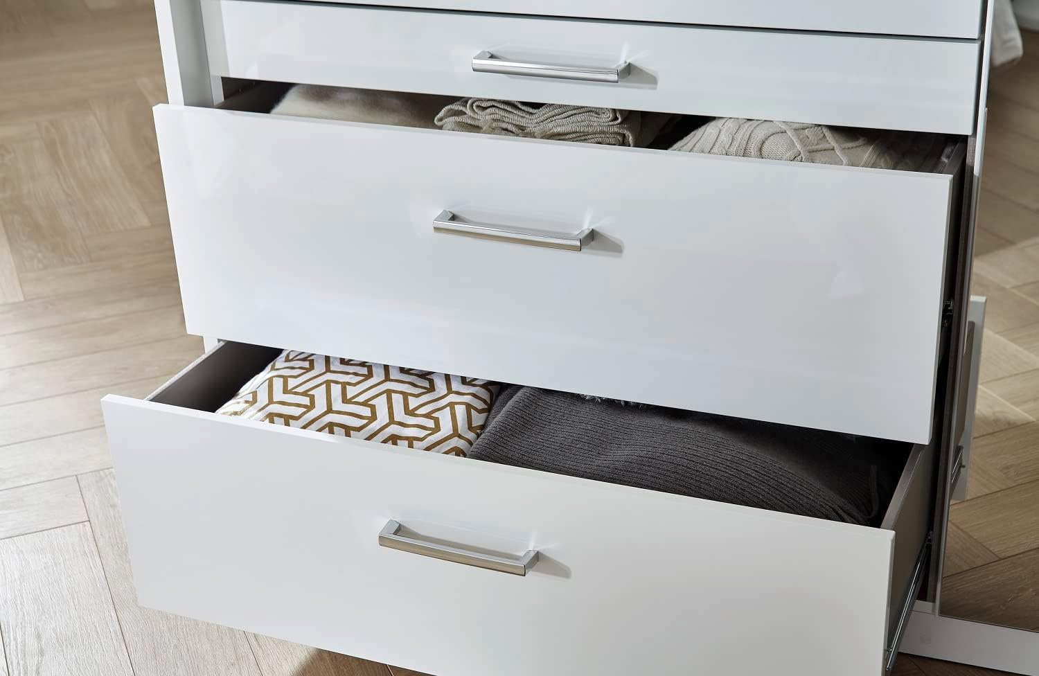 Rauch Möbel Harburg Schrank Kleiderschrank Drehtürenschrank Weiß 4-türig mit Spiegel und 4 Schubladen inklusive Zubehörpaket Basic 3 Einlegeböden, 1 Kleiderstange BxHxT 181x197x54 cm