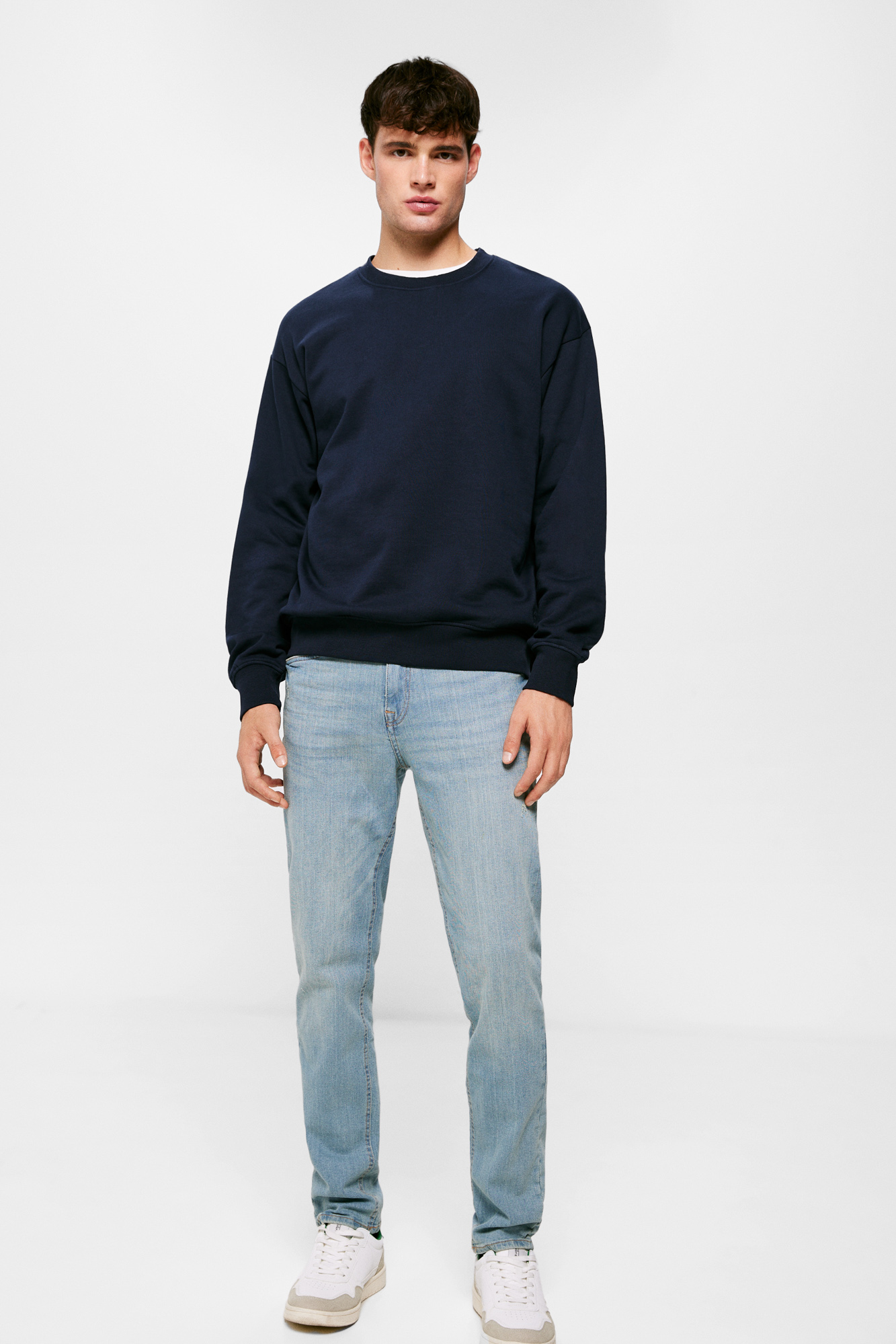 Calça jeans slim, lavagem média clara