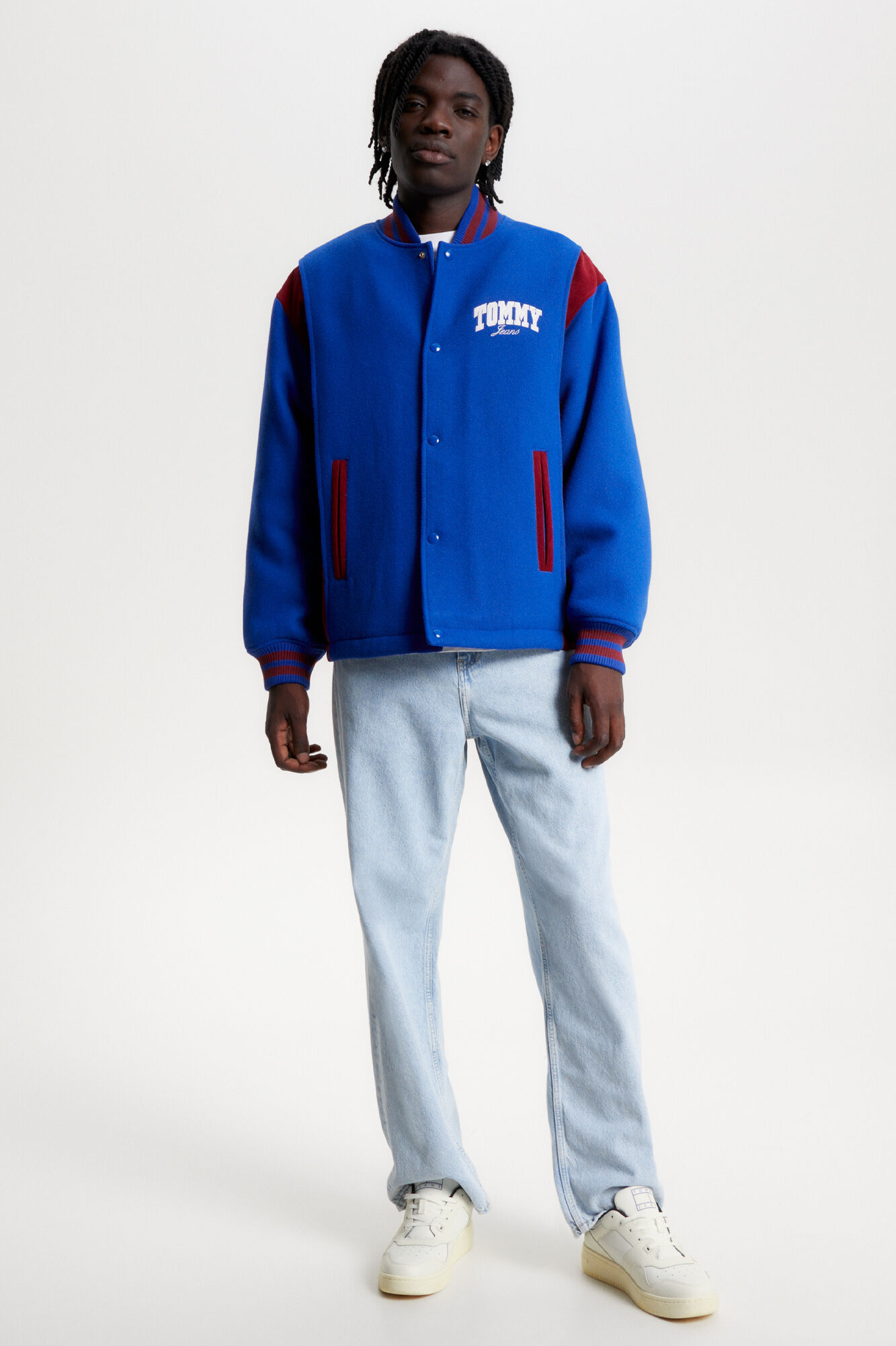 Tênis de basquete masculino Tommy Jeans com sola contrastante.