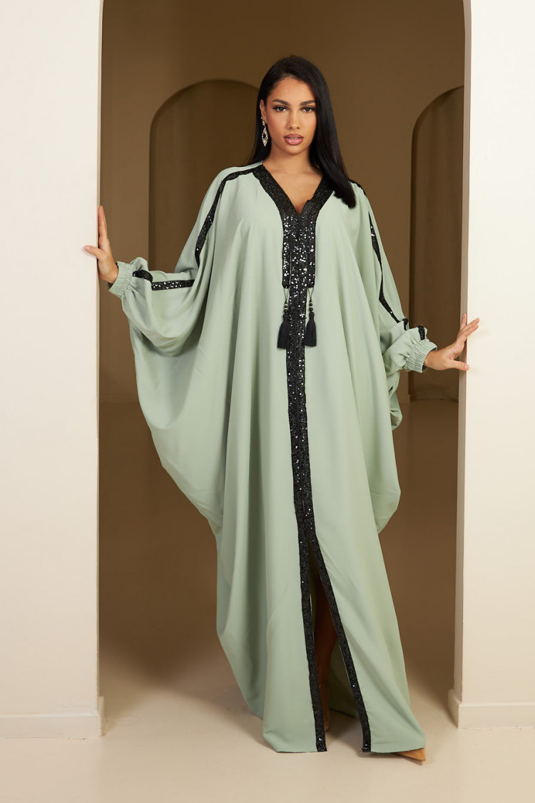 Abaya vert clair à empiècement sequins et pompom noir