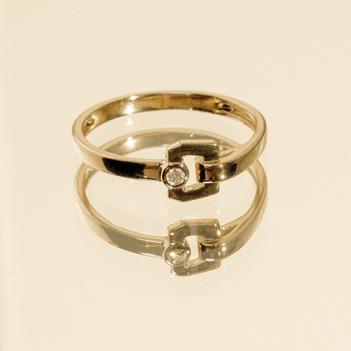Bague or recyclé 750 jaune boucle et diamant