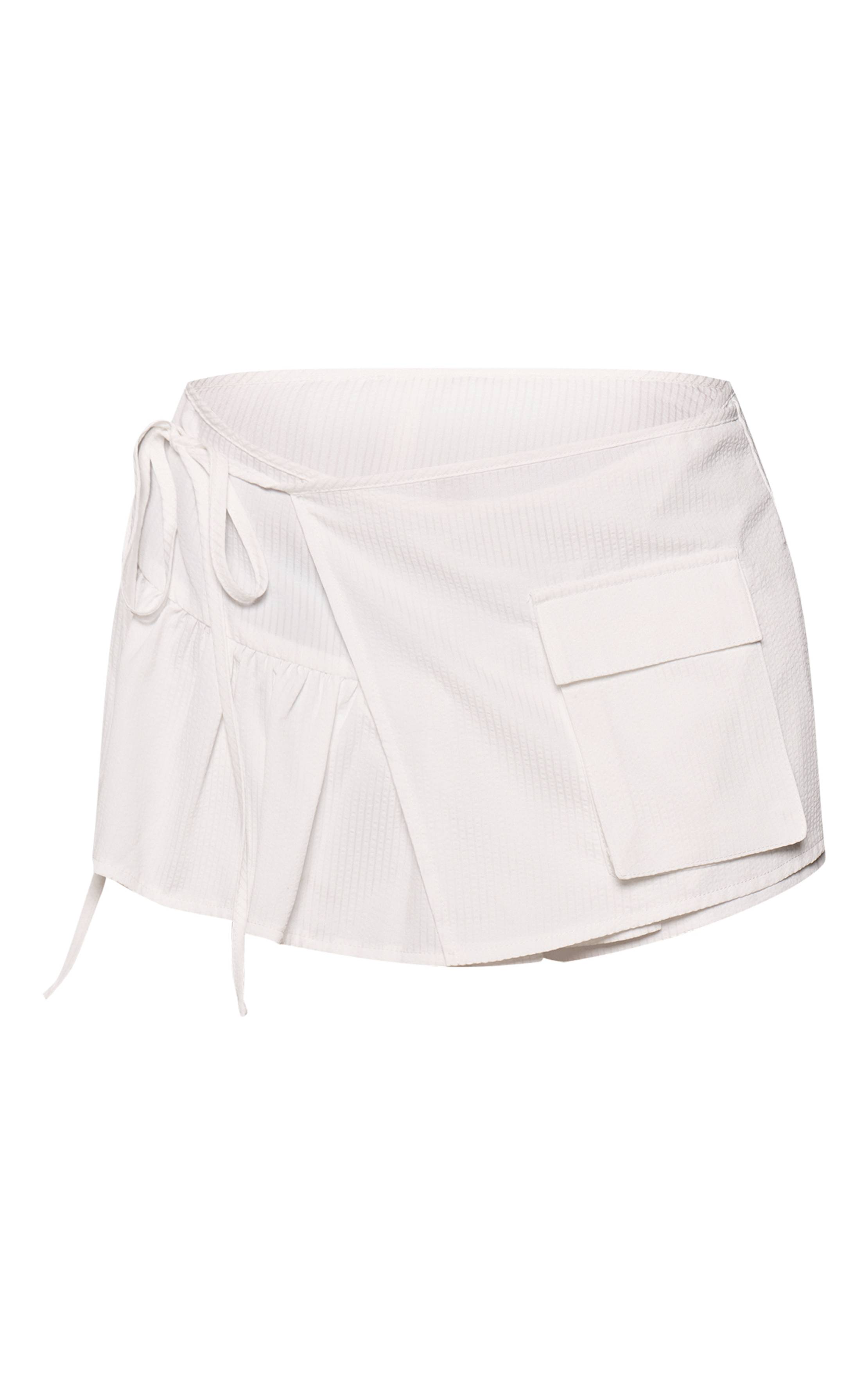 Blanc Ensemble Coordonné Jupe-short Cargo À Rayures Fines Texturées Avec Détail Volant