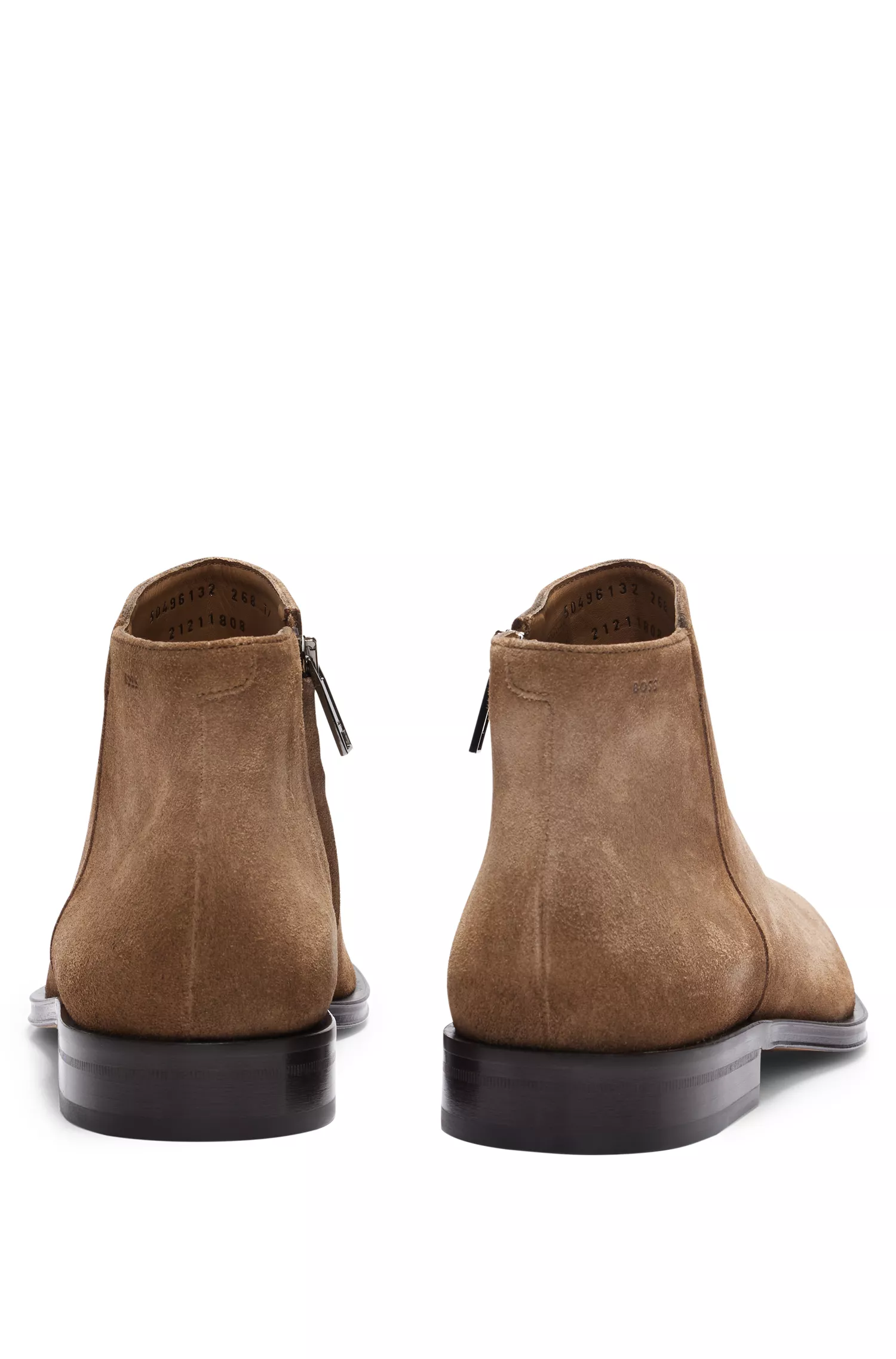 Botas de cano curto BOSS em camurça preta com logotipo em relevo.