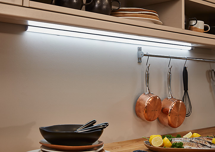 Réglette corner à détection LED Diall Noona argent 15W 120 cm IP20