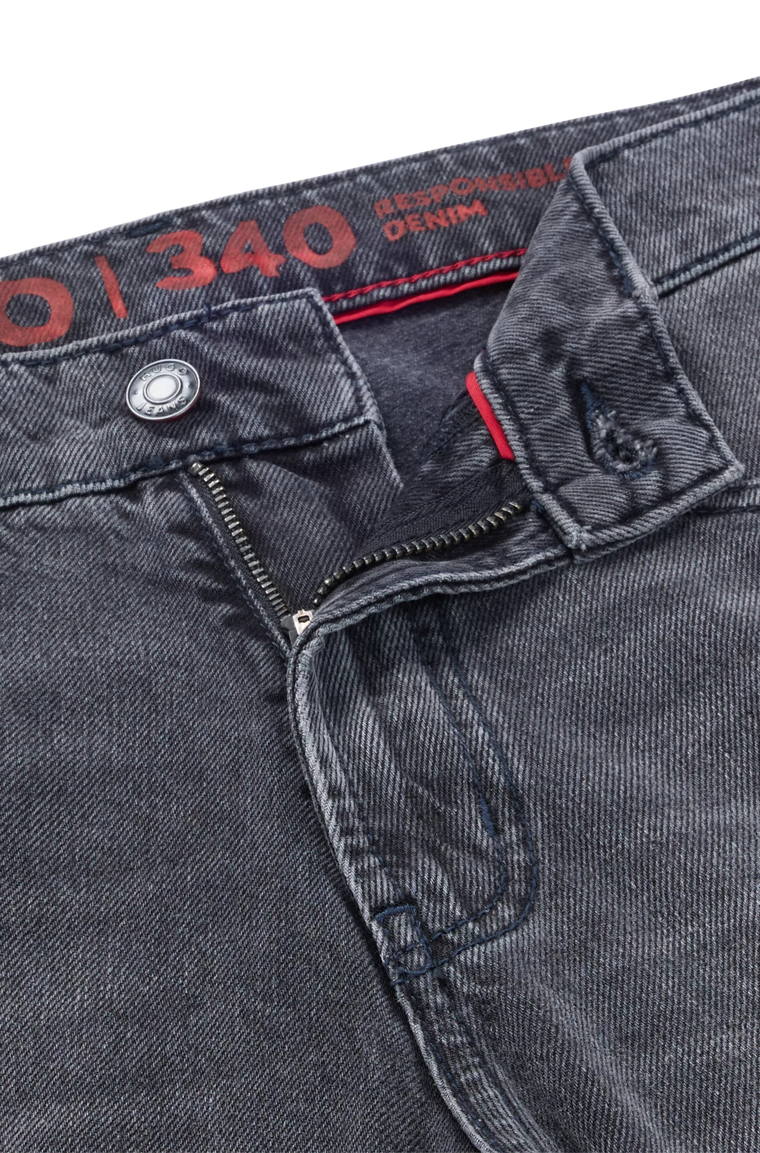 Calça jeans HUGO vermelha, corte regular, em denim rígido cinza.