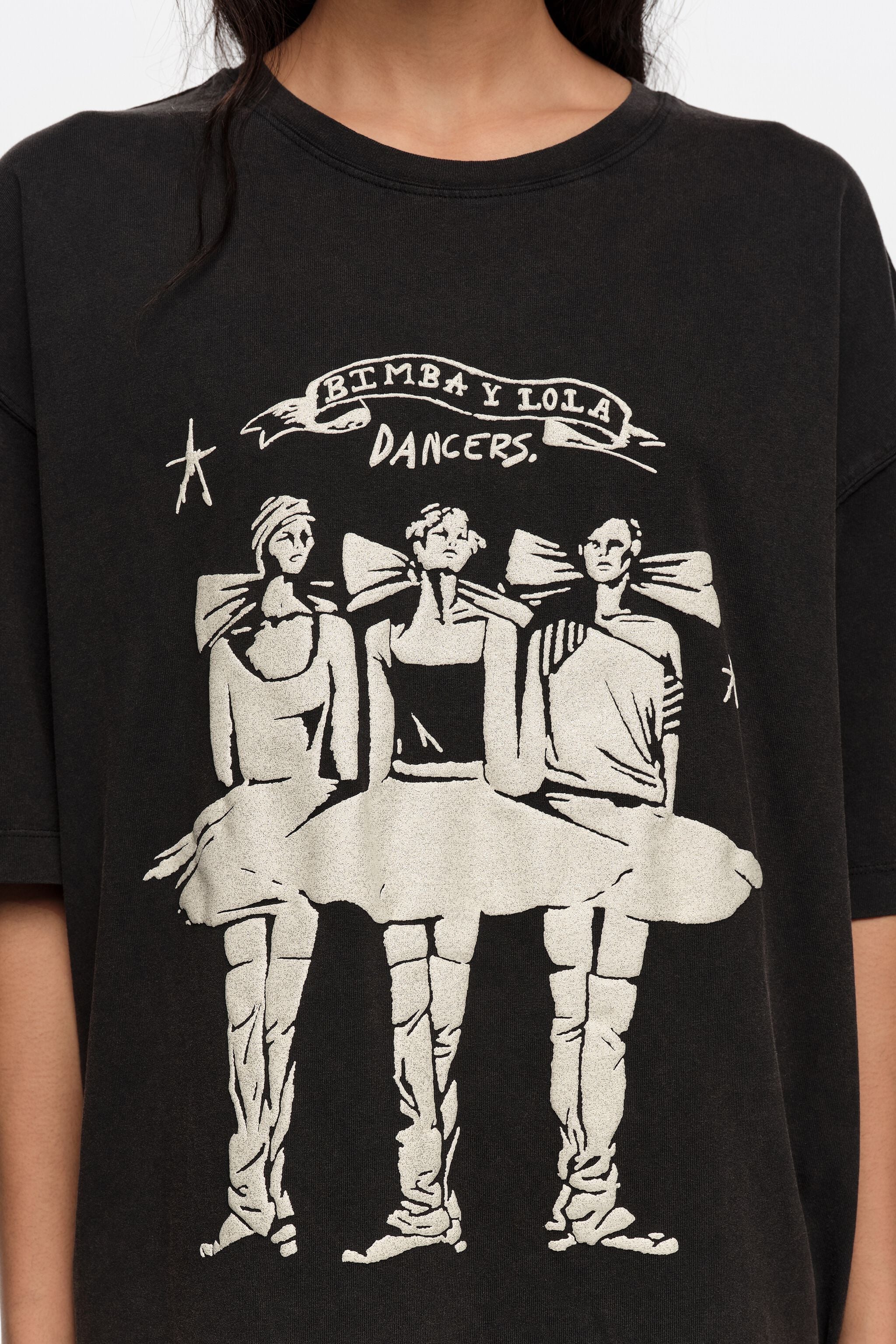Camiseta preta desbotada com o logotipo dos dançarinos