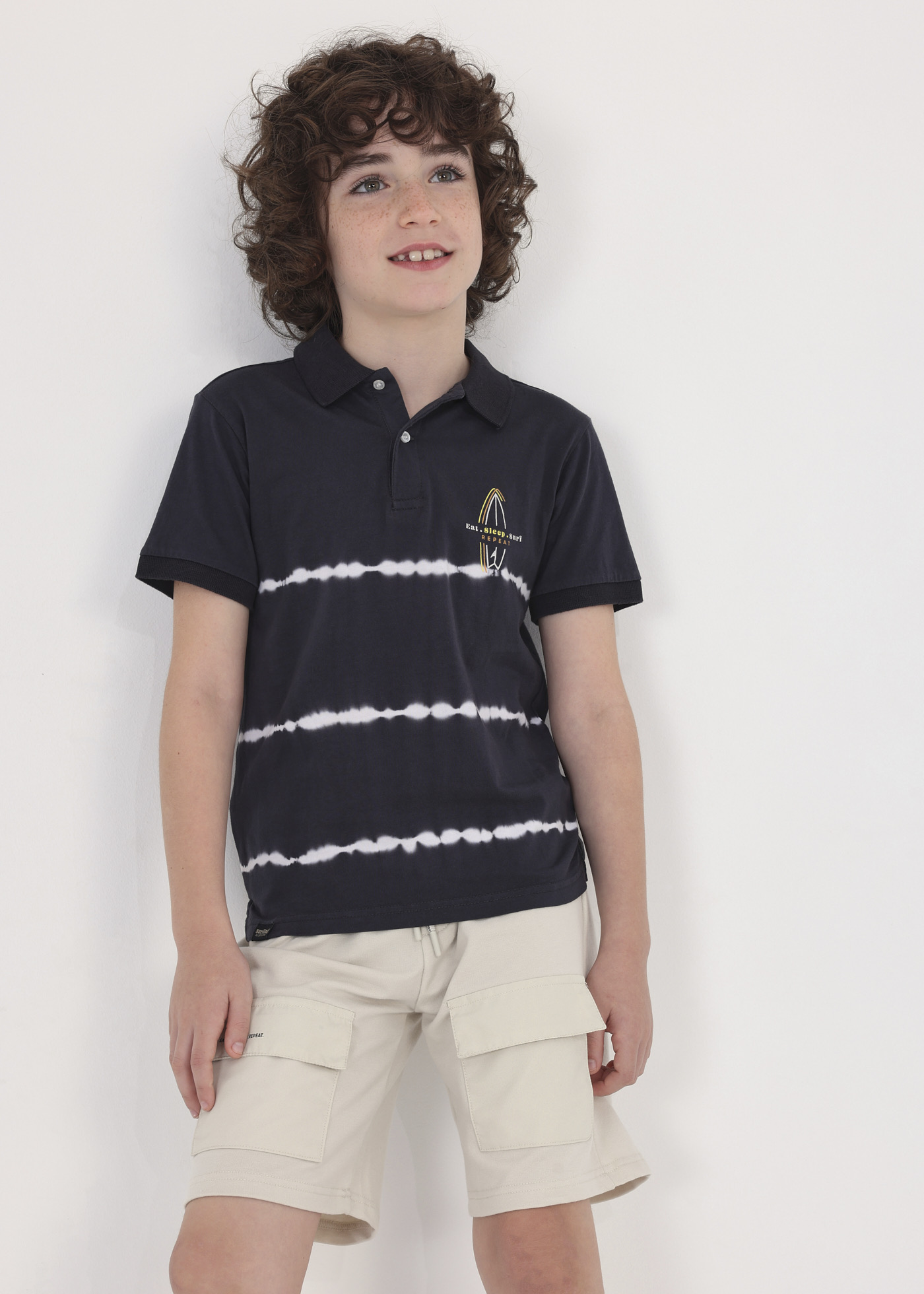 Camisa polo tie-dye infantil com estampa em algodão.