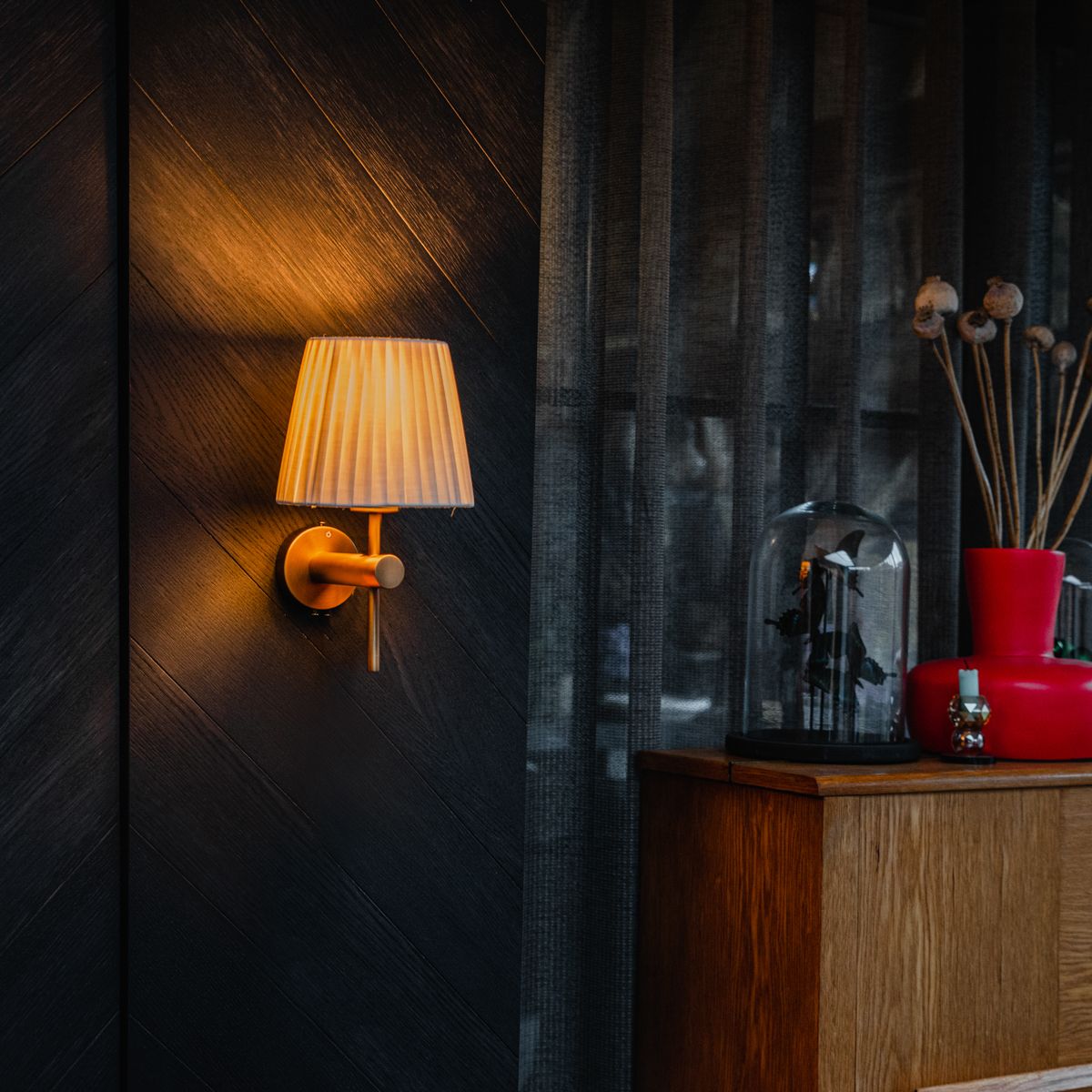 Moderne wandlamp brons met witte kap - Pluk