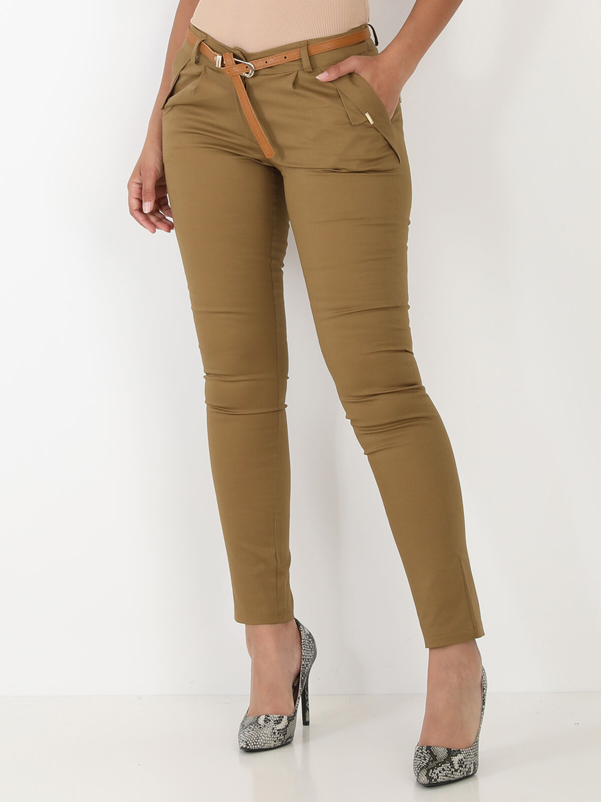 Pantalon à pinces avec ceinture- Camel